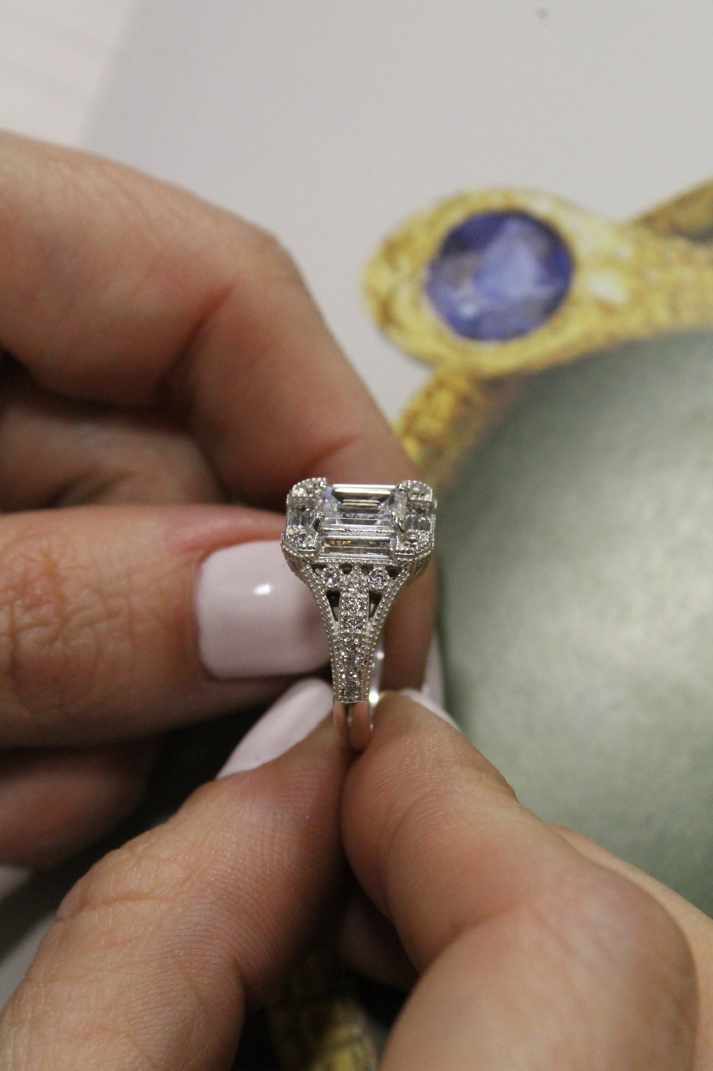 Anillo halo forma esmeralda, plata 925, hecho a máquina, moissanita y zirconitas.