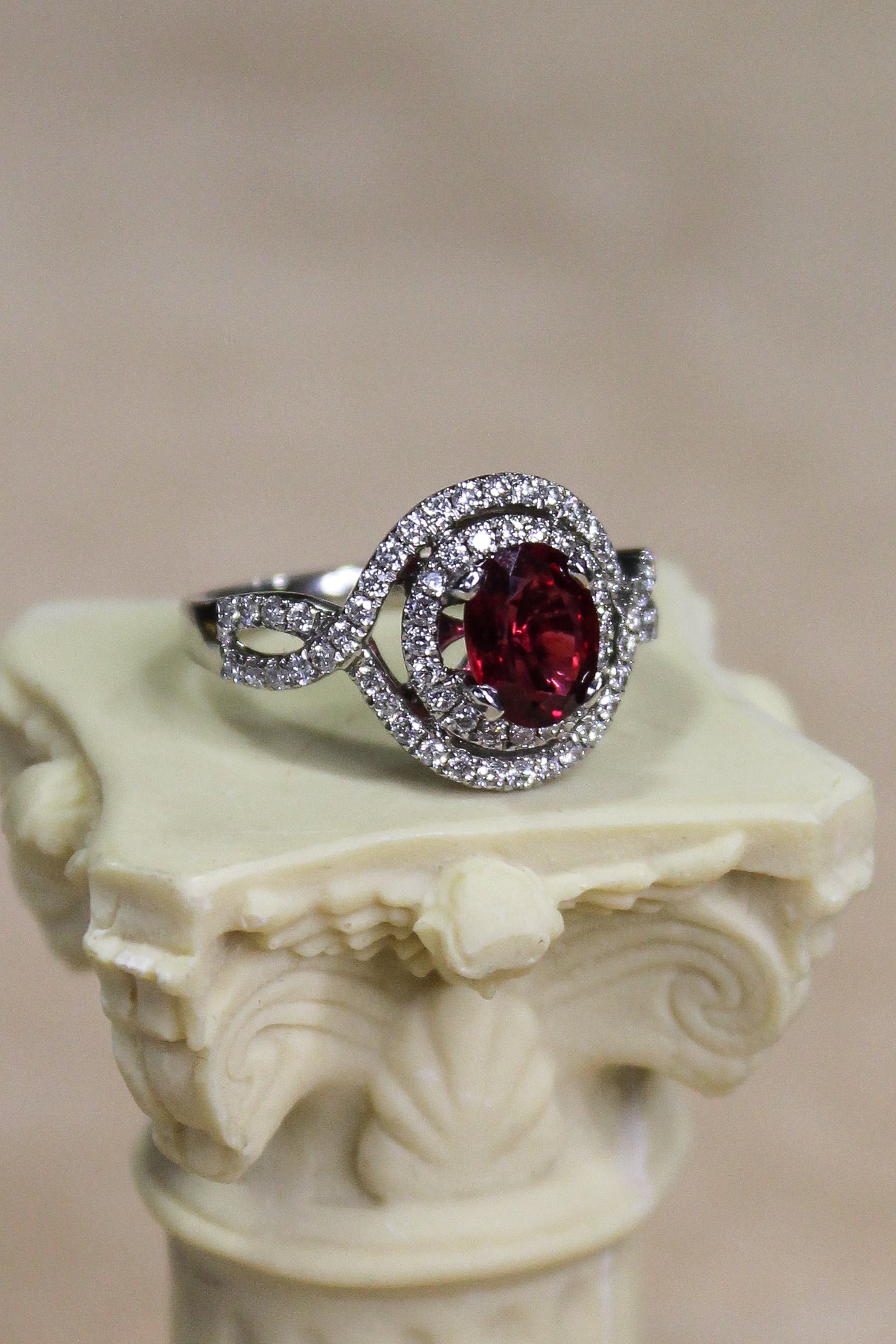 Anillo contemporáneo de oro blanco italiano, brillantes y rubí (con certificado gemológico digital).