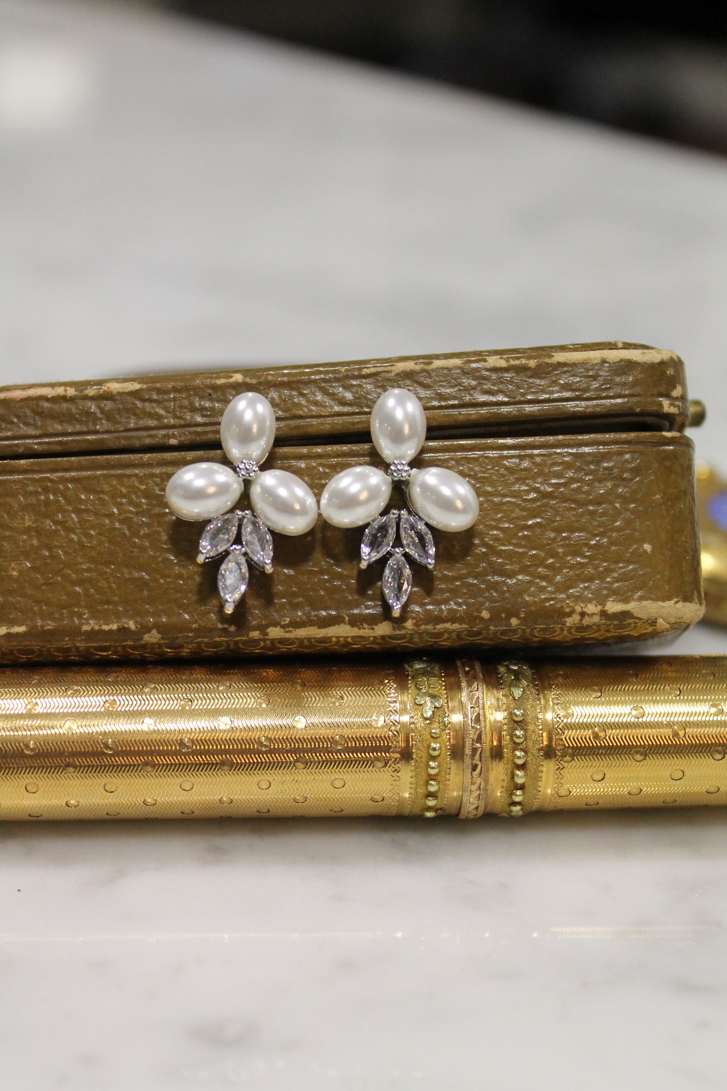 Aros plata 925 con zirconitas y perlas hechas en laboratorio.