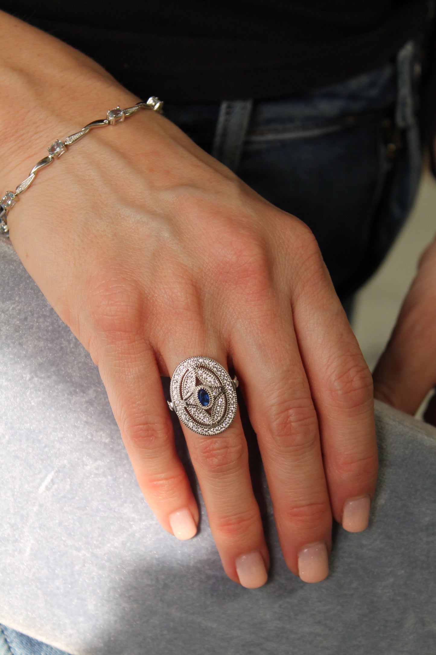 Anillo diseño lanzadera, hecho a máquina, plata fina 925 y zirconitas.