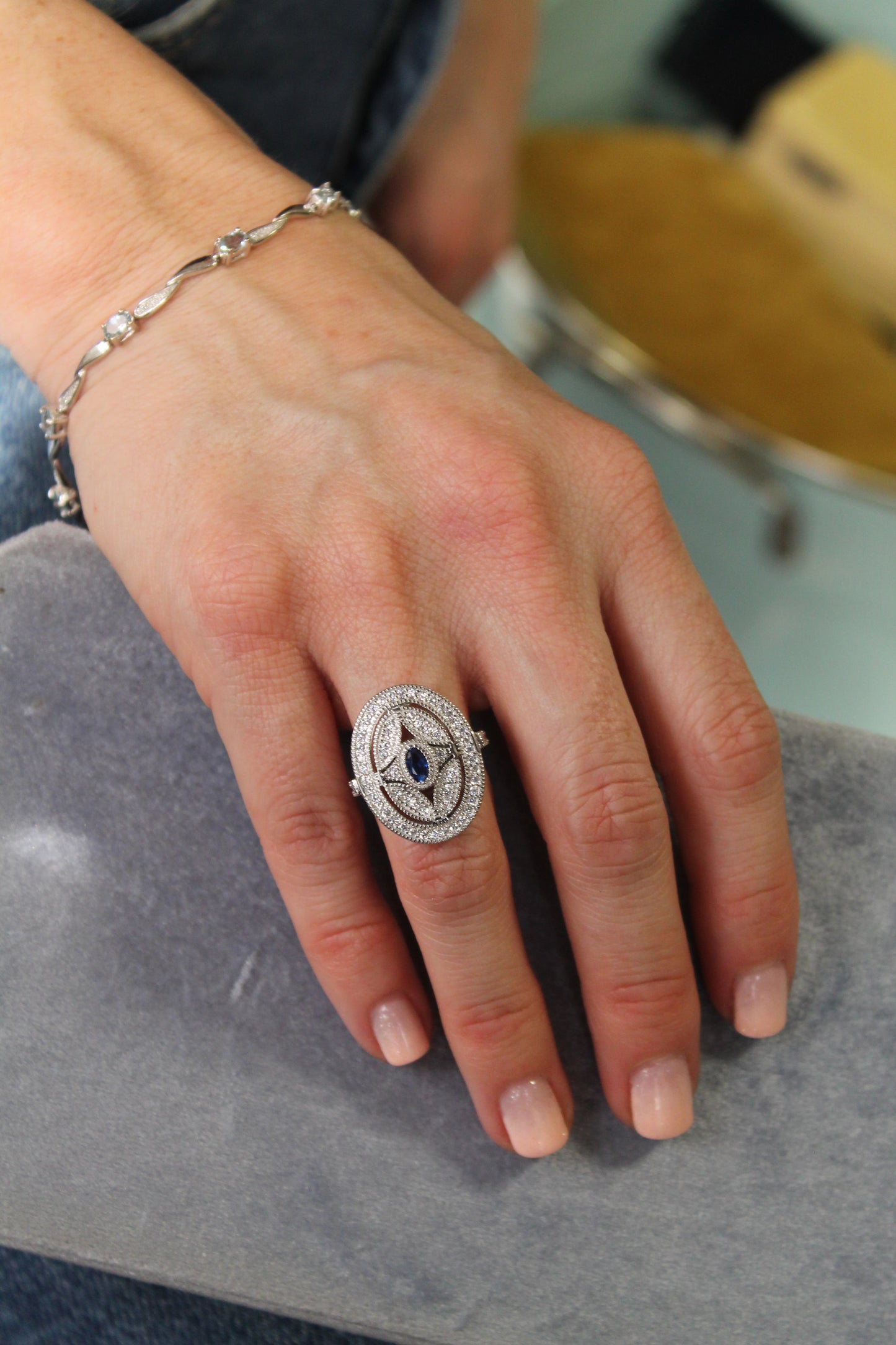 Anillo diseño lanzadera, hecho a máquina, plata fina 925 y zirconitas.