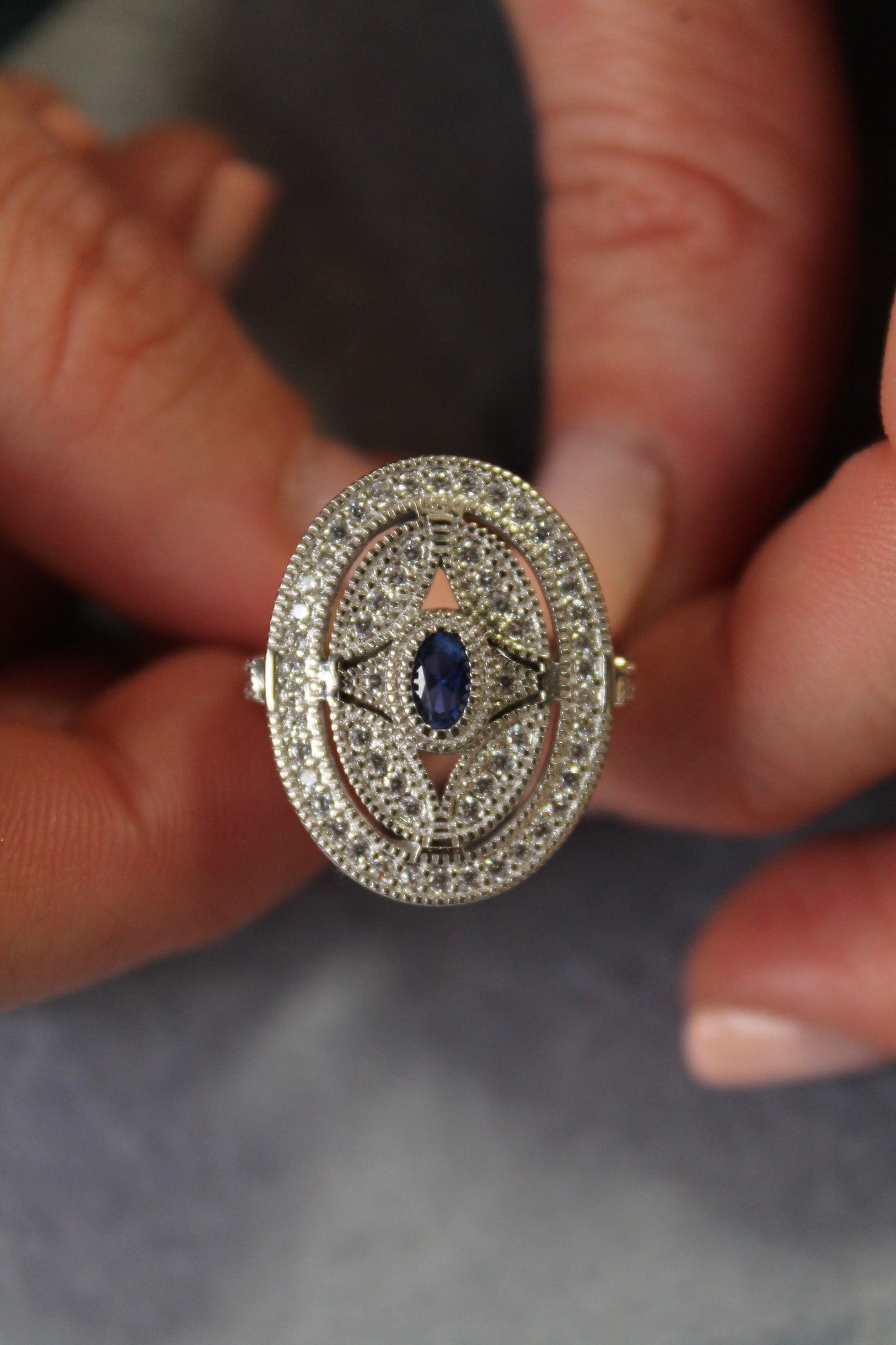 Anillo diseño lanzadera, hecho a máquina, plata fina 925 y zirconitas.