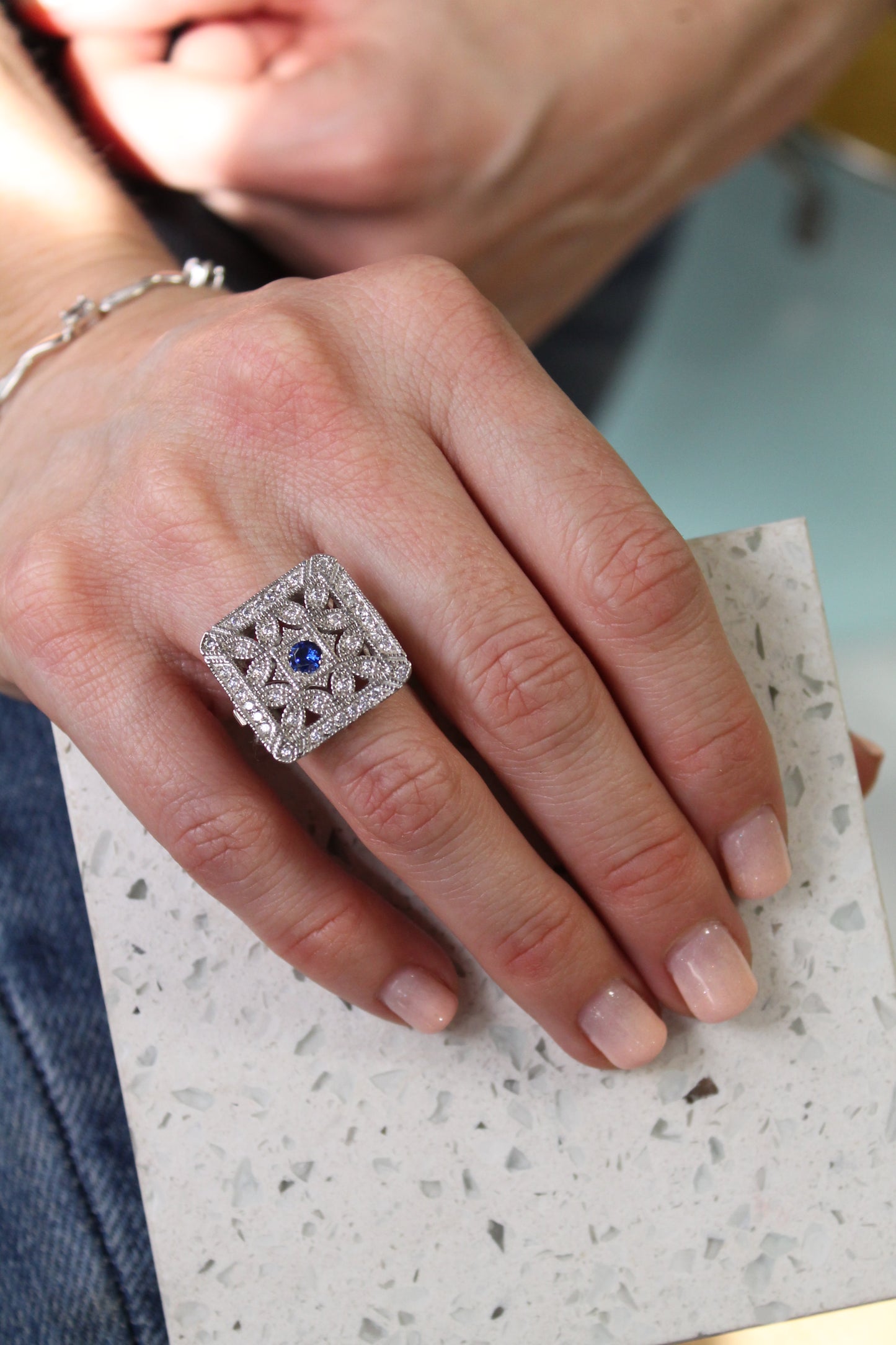Anillo cuadrado, hecho a maquina de plata fina 925, con baño de rodio platino.