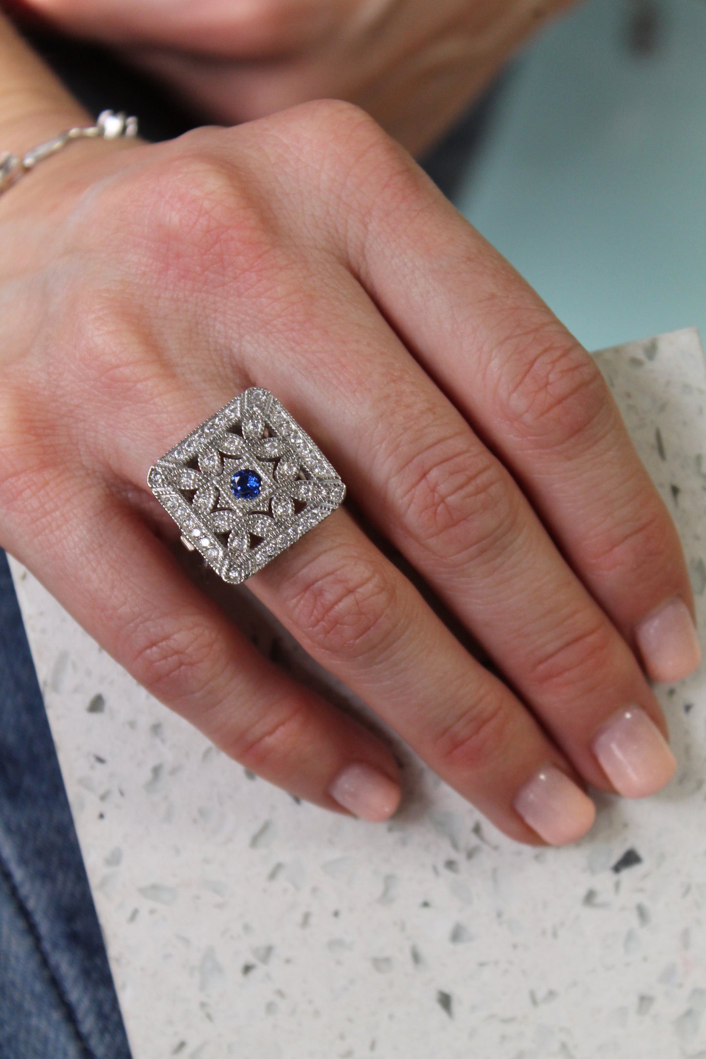 Anillo cuadrado, hecho a maquina de plata fina 925, con baño de rodio platino.