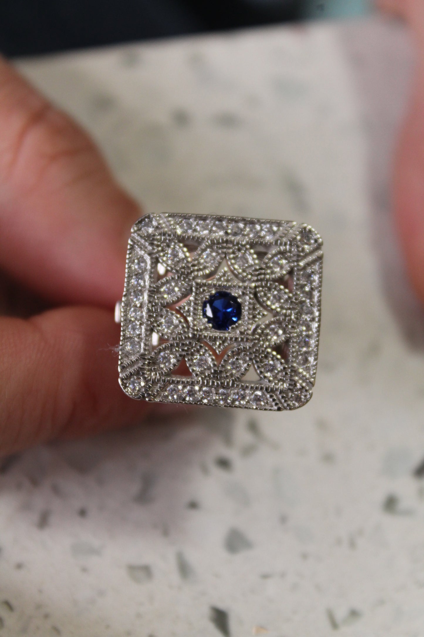 Anillo cuadrado, hecho a maquina de plata fina 925, con baño de rodio platino.