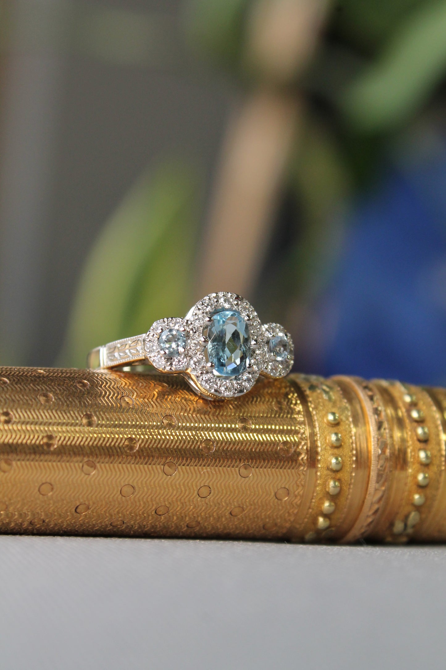 Anillo a pedido, hecho a mano, platino, aguamarina y brillantes. Su argolla lleva un grabado estilo antiguo.