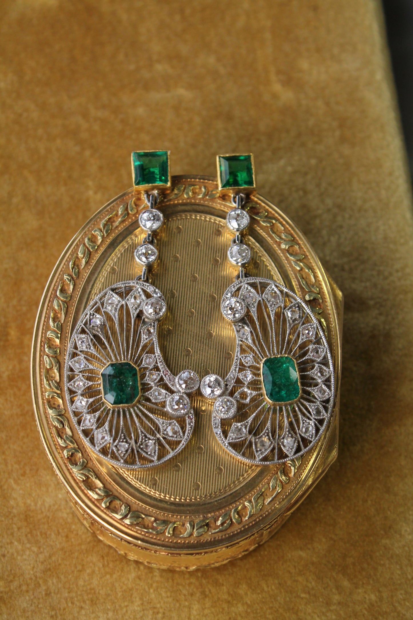 Aros europeos hechos a mano, estilo Art Déco, platino, oro amarillo, brillantes y esmeraldas.