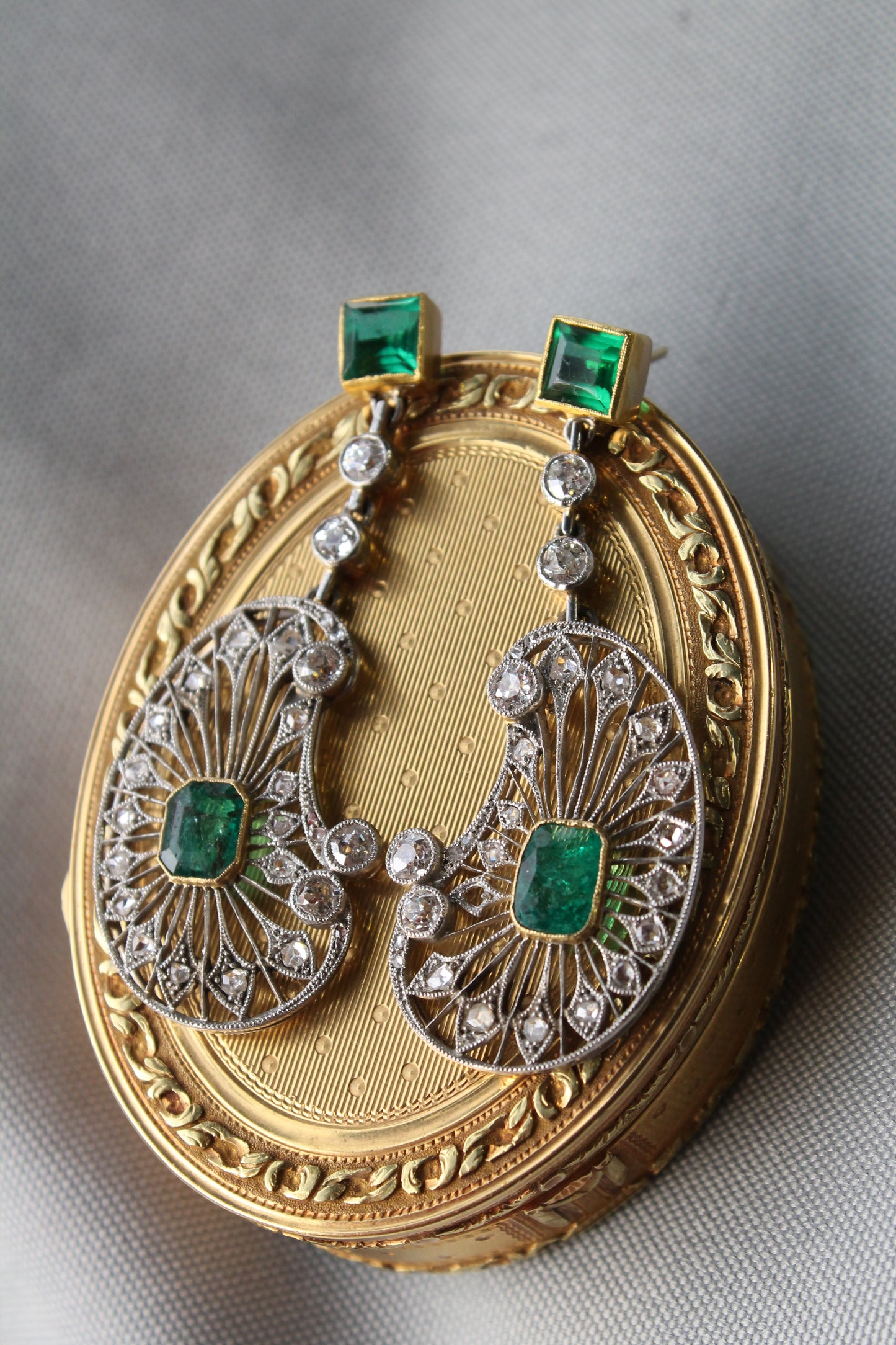 Aros europeos hechos a mano, estilo Art Déco, platino, oro amarillo, brillantes y esmeraldas.