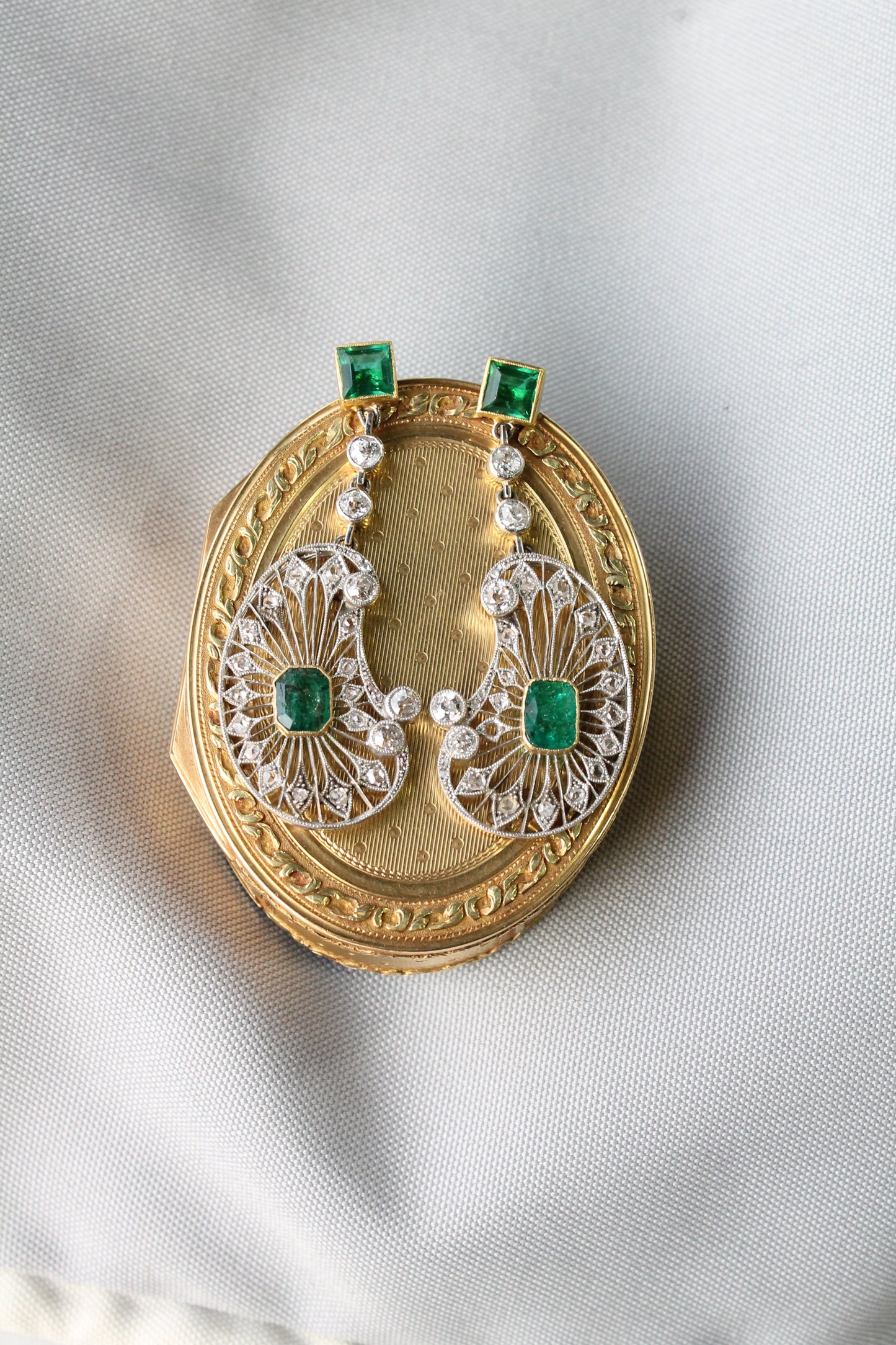 Aros europeos hechos a mano, estilo Art Déco, platino, oro amarillo, brillantes y esmeraldas.