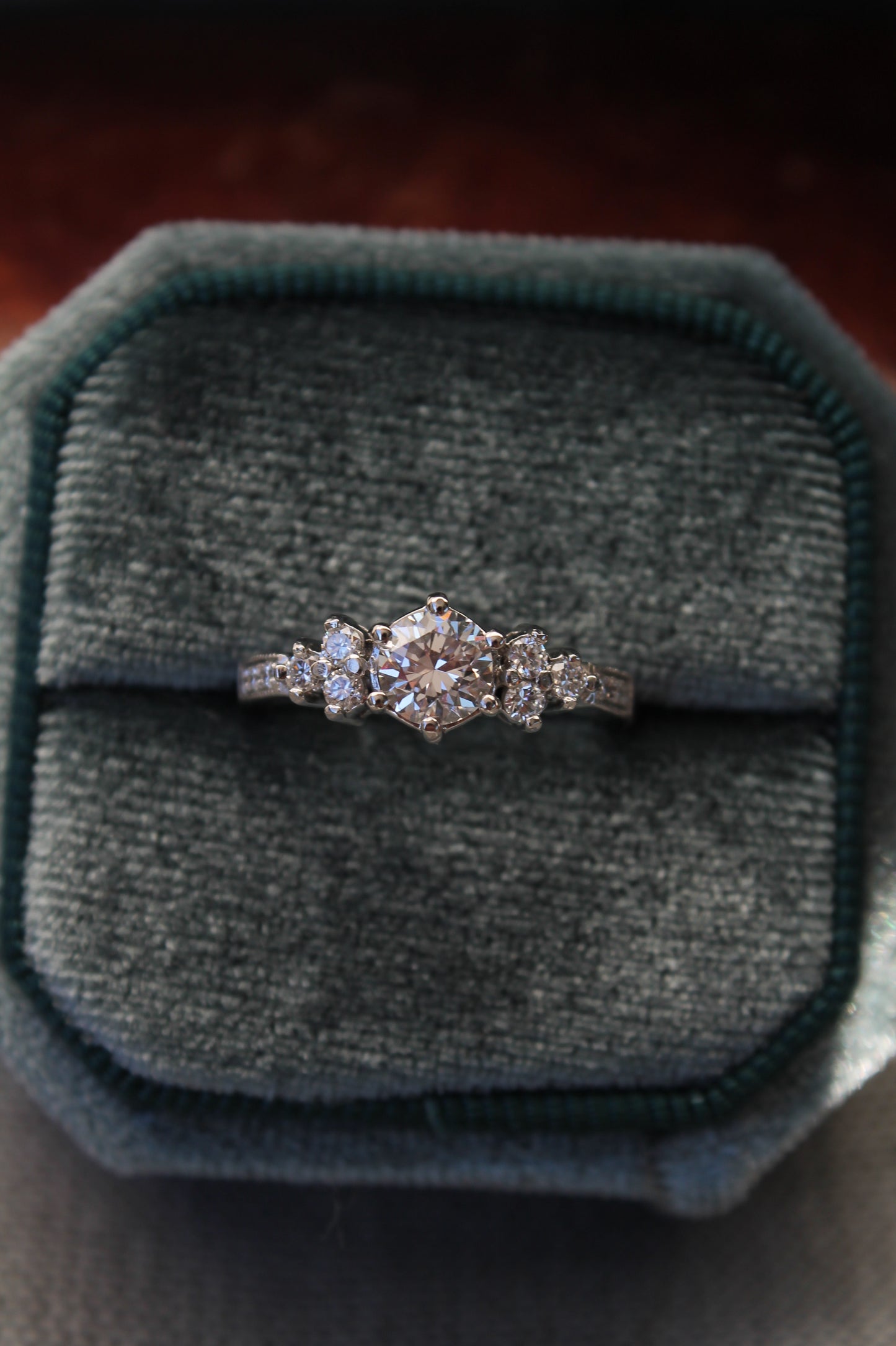Anillo hecho a mano, metal platino y brillantes.