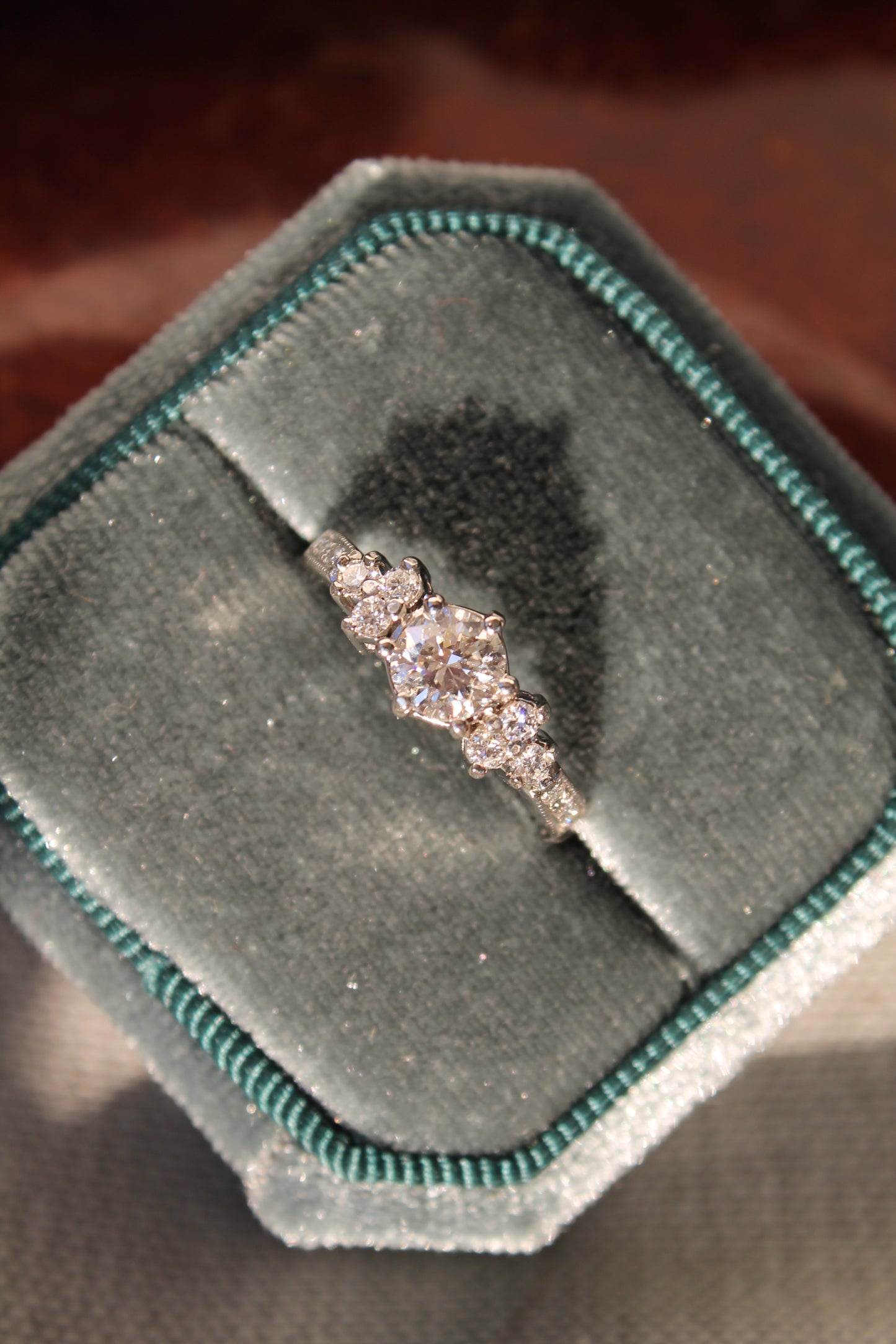 Anillo hecho a mano, metal platino y brillantes.