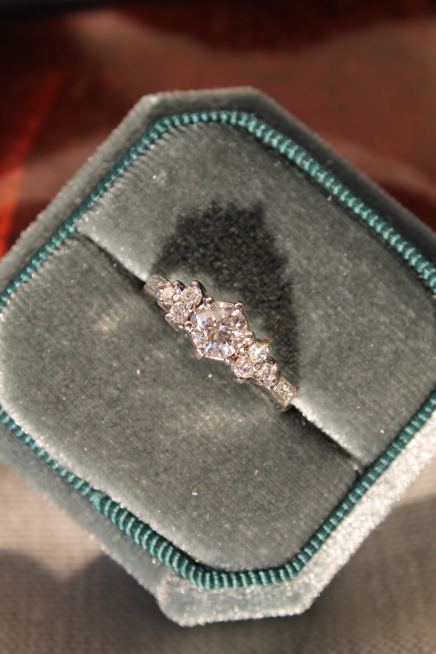 Anillo hecho a mano, metal platino y brillantes.