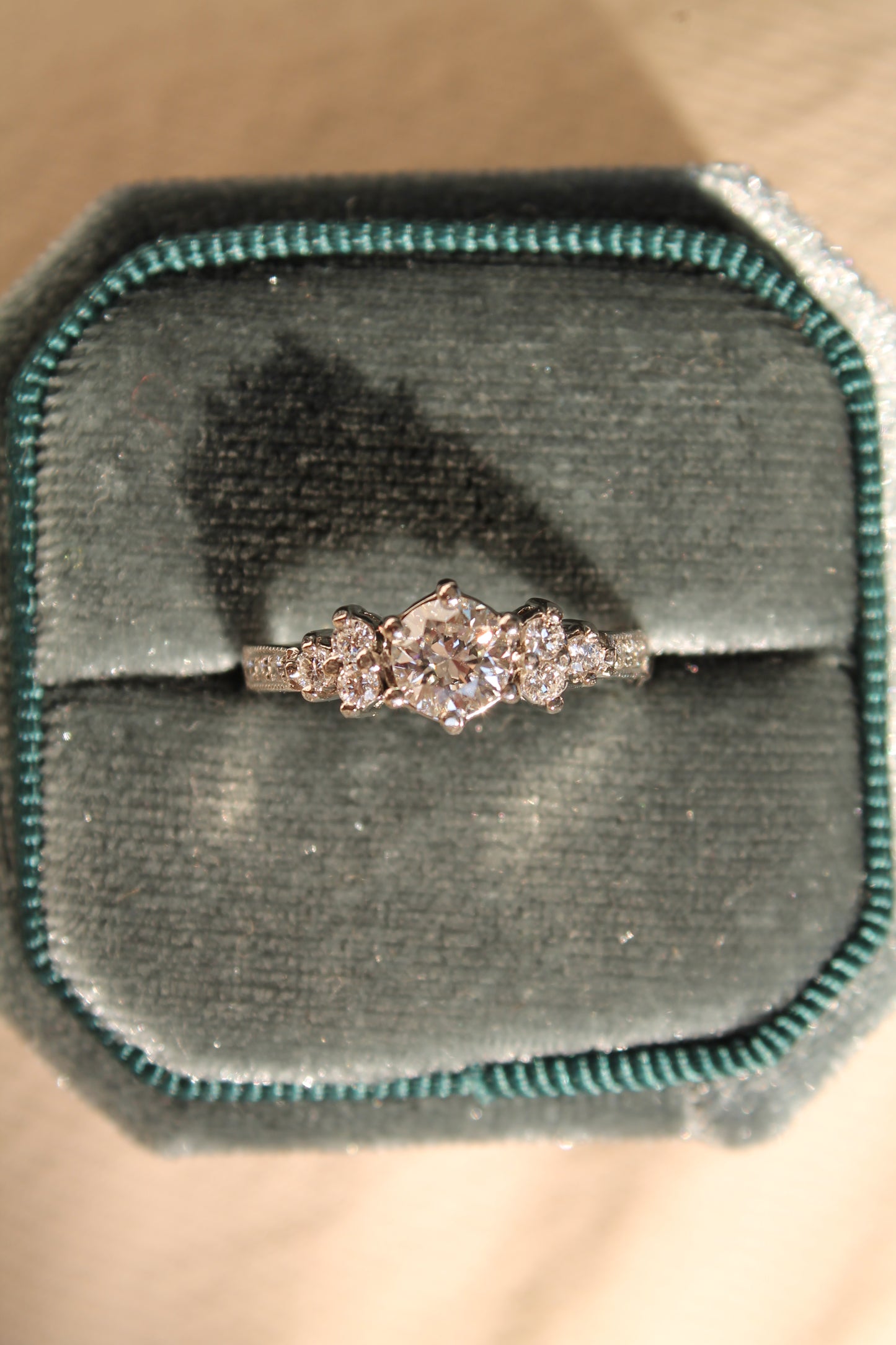 Anillo hecho a mano, metal platino y brillantes.