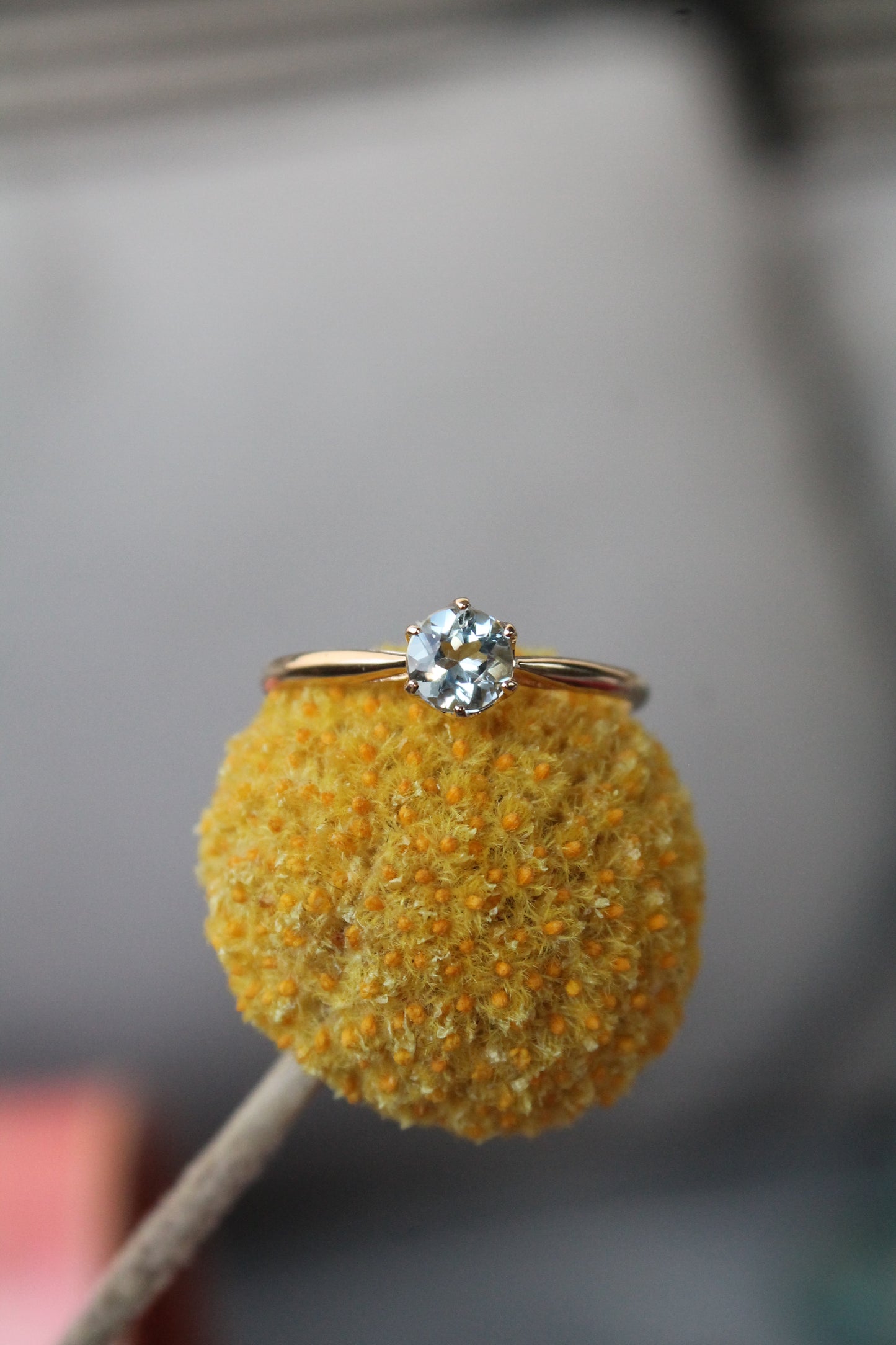 Anillo a pedido, hecho a mano, oro amarillo y aguamarina.