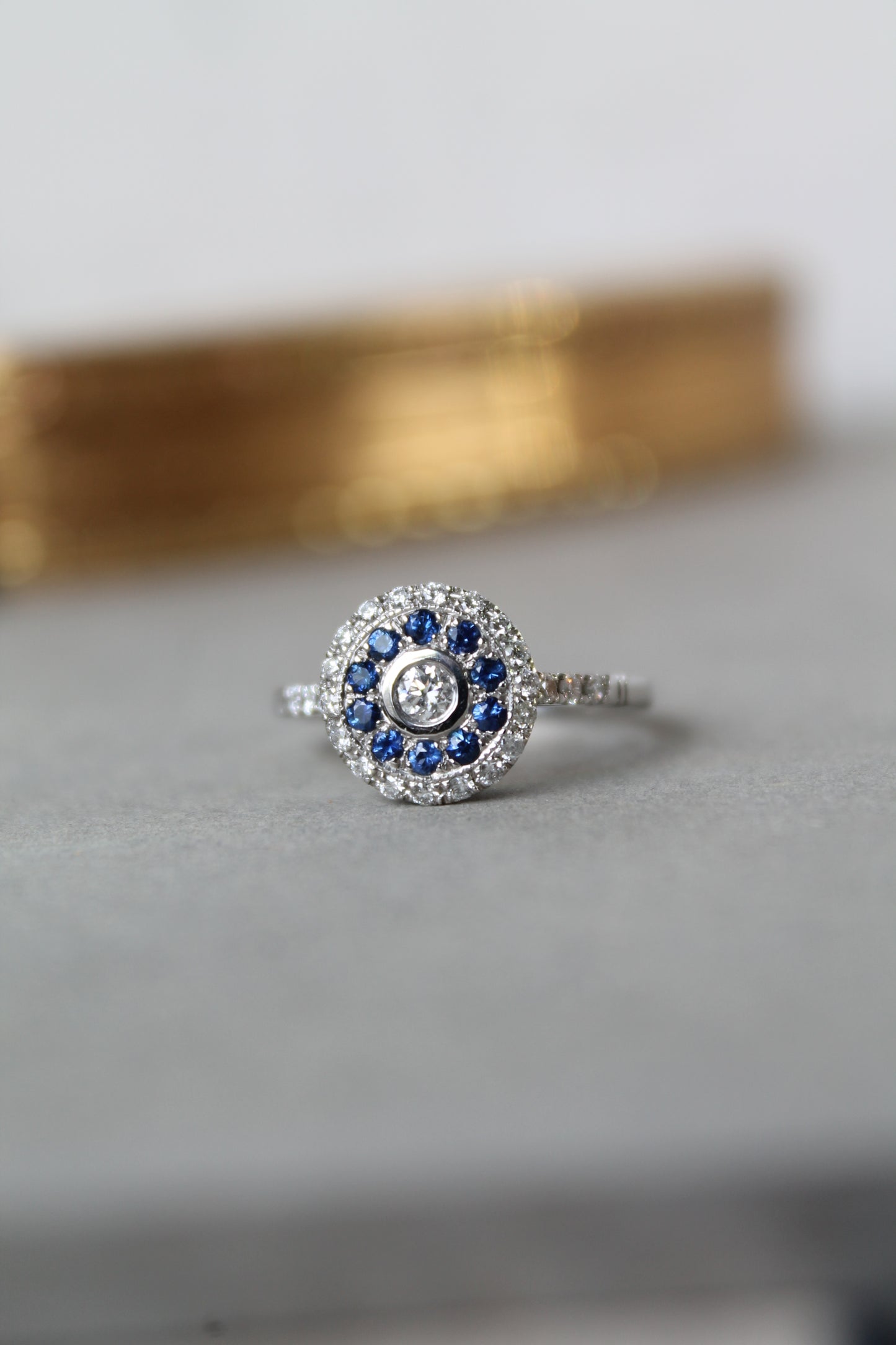 Anillo hecho a mano modelo "ojo de perdiz", platino, zafiro y brillantes.