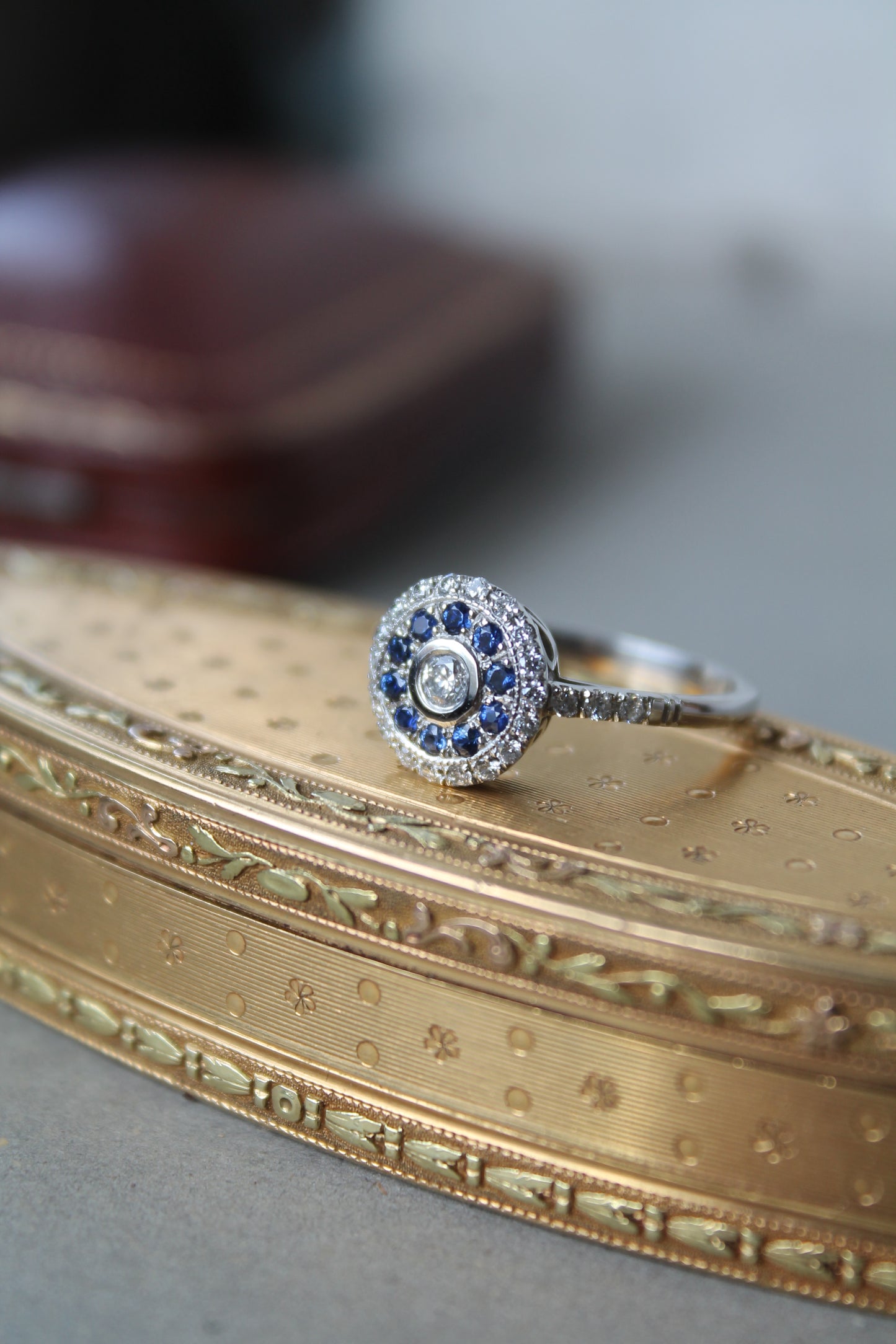 Anillo hecho a mano modelo "ojo de perdiz", platino, zafiro y brillantes.