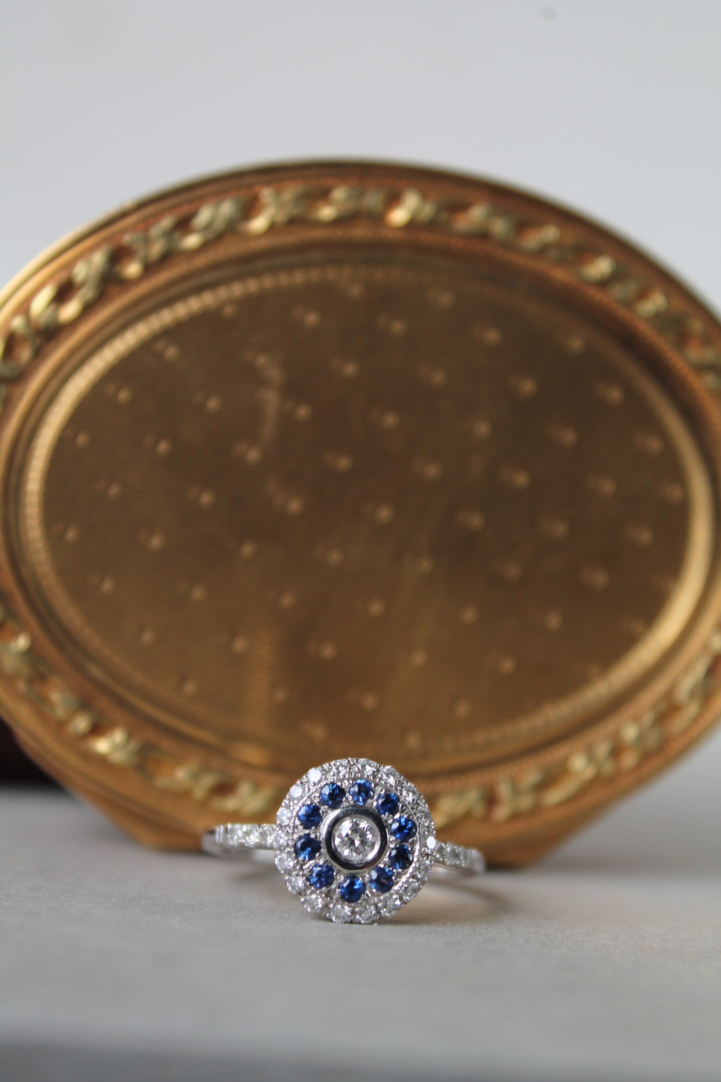 Anillo hecho a mano modelo "ojo de perdiz", platino, zafiro y brillantes.