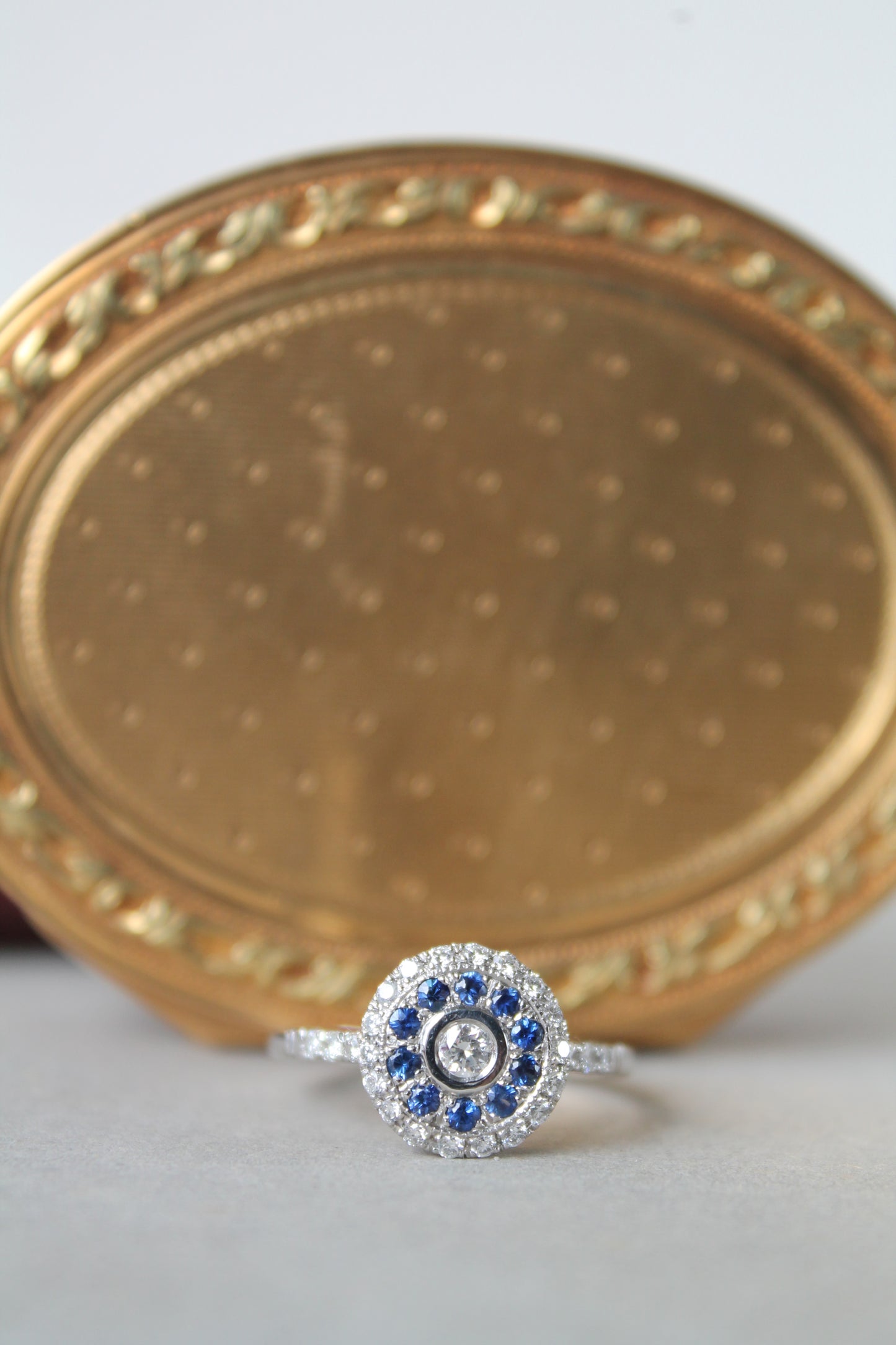 Anillo hecho a mano modelo "ojo de perdiz", platino, zafiro y brillantes.