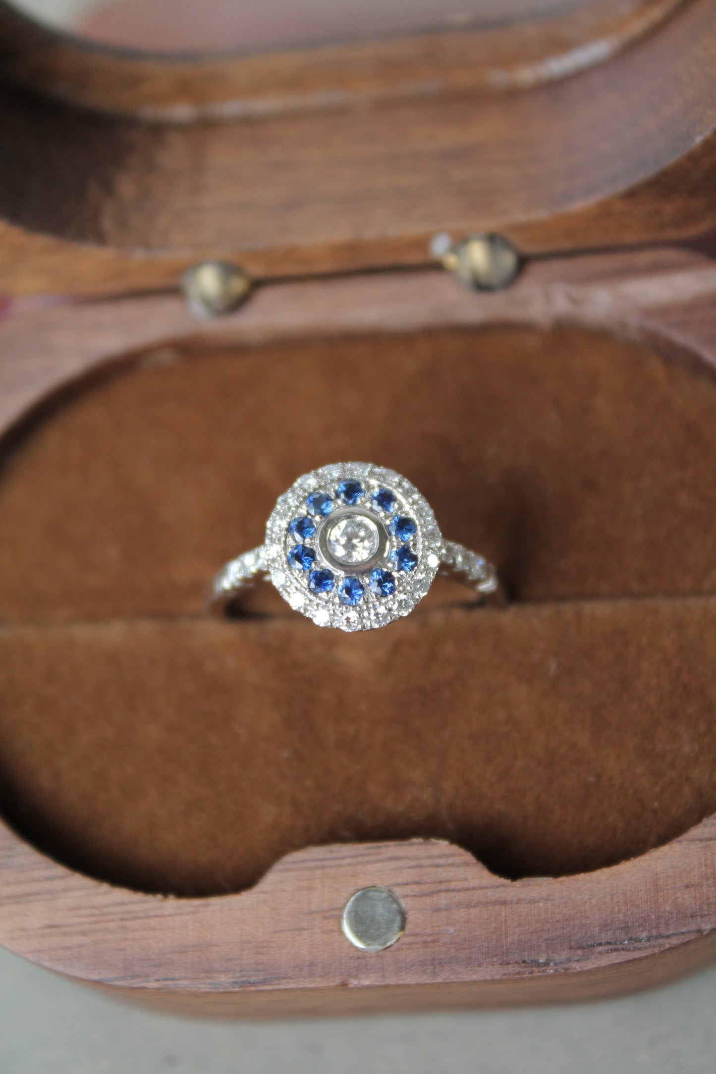 Anillo hecho a mano modelo "ojo de perdiz", platino, zafiro y brillantes.
