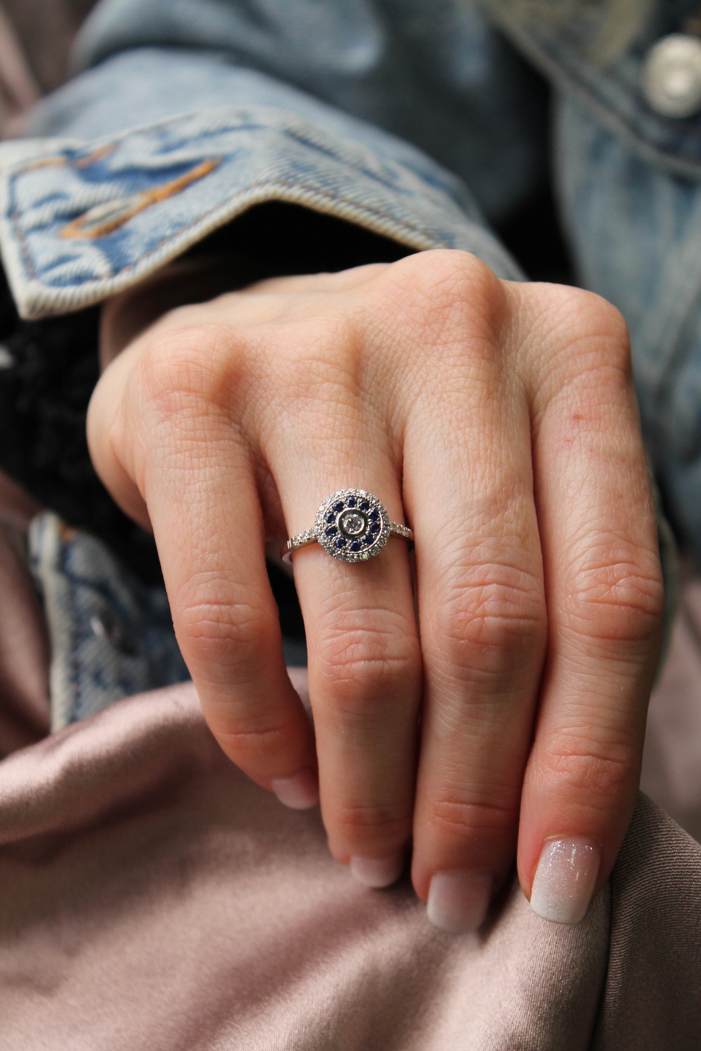 Anillo hecho a mano modelo "ojo de perdiz", platino, zafiro y brillantes.
