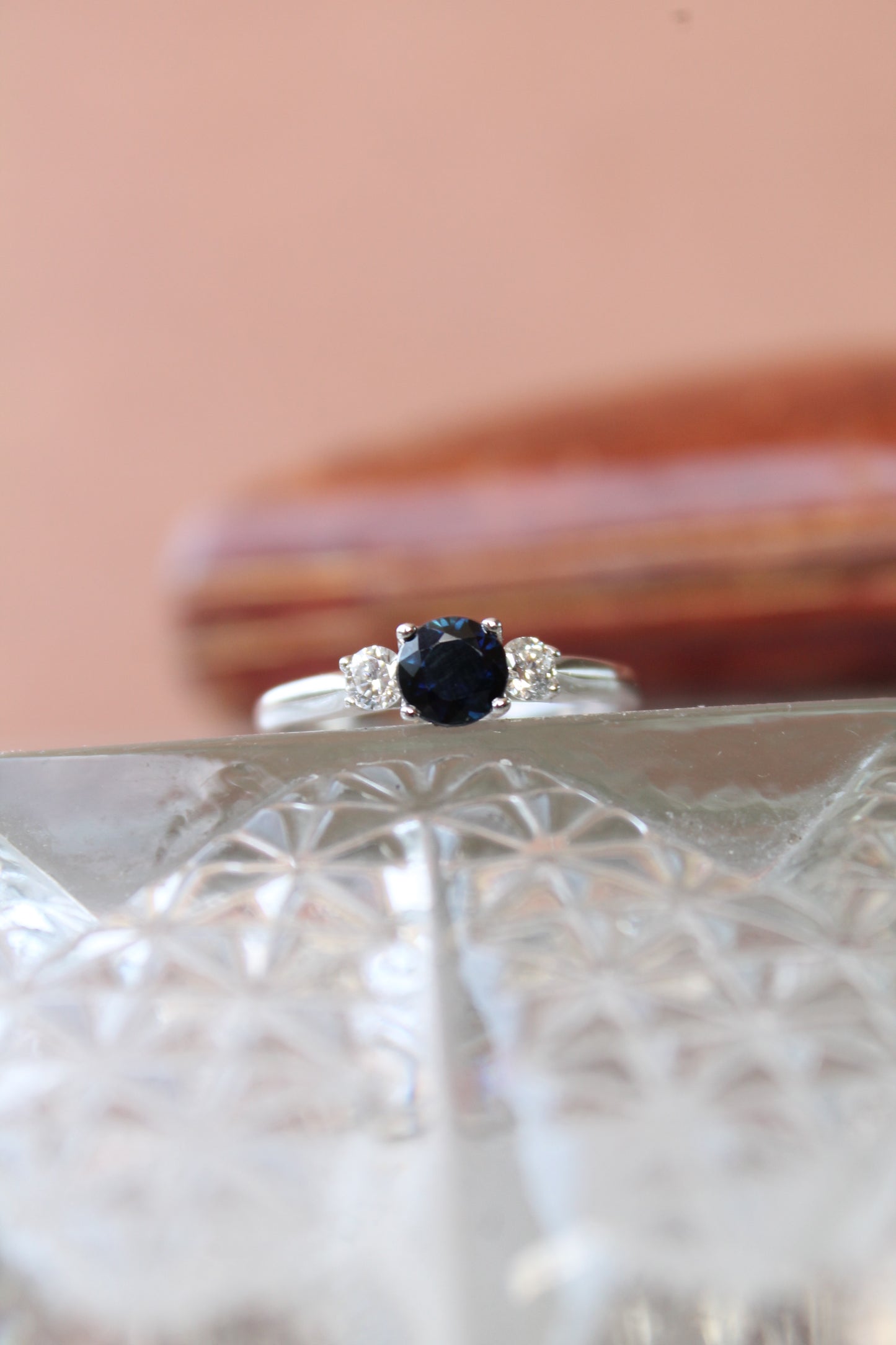 Anillo modelo tricillo, oro blanco, zafiro y brillantes.