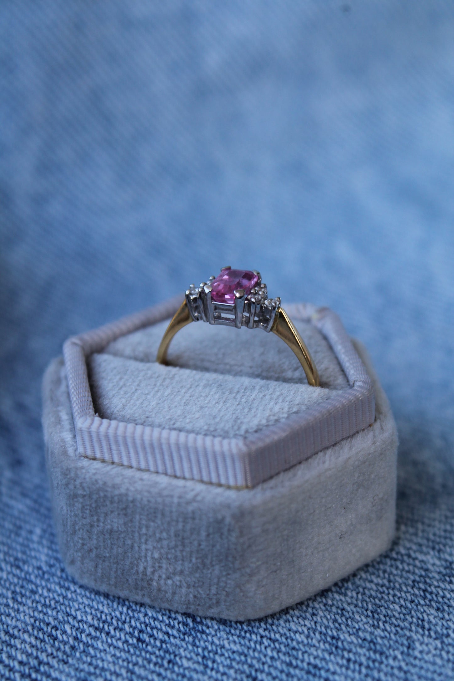 Anillo hecho a mano, a pedido, metal bicolor, de zafiro rosa y brillantes.