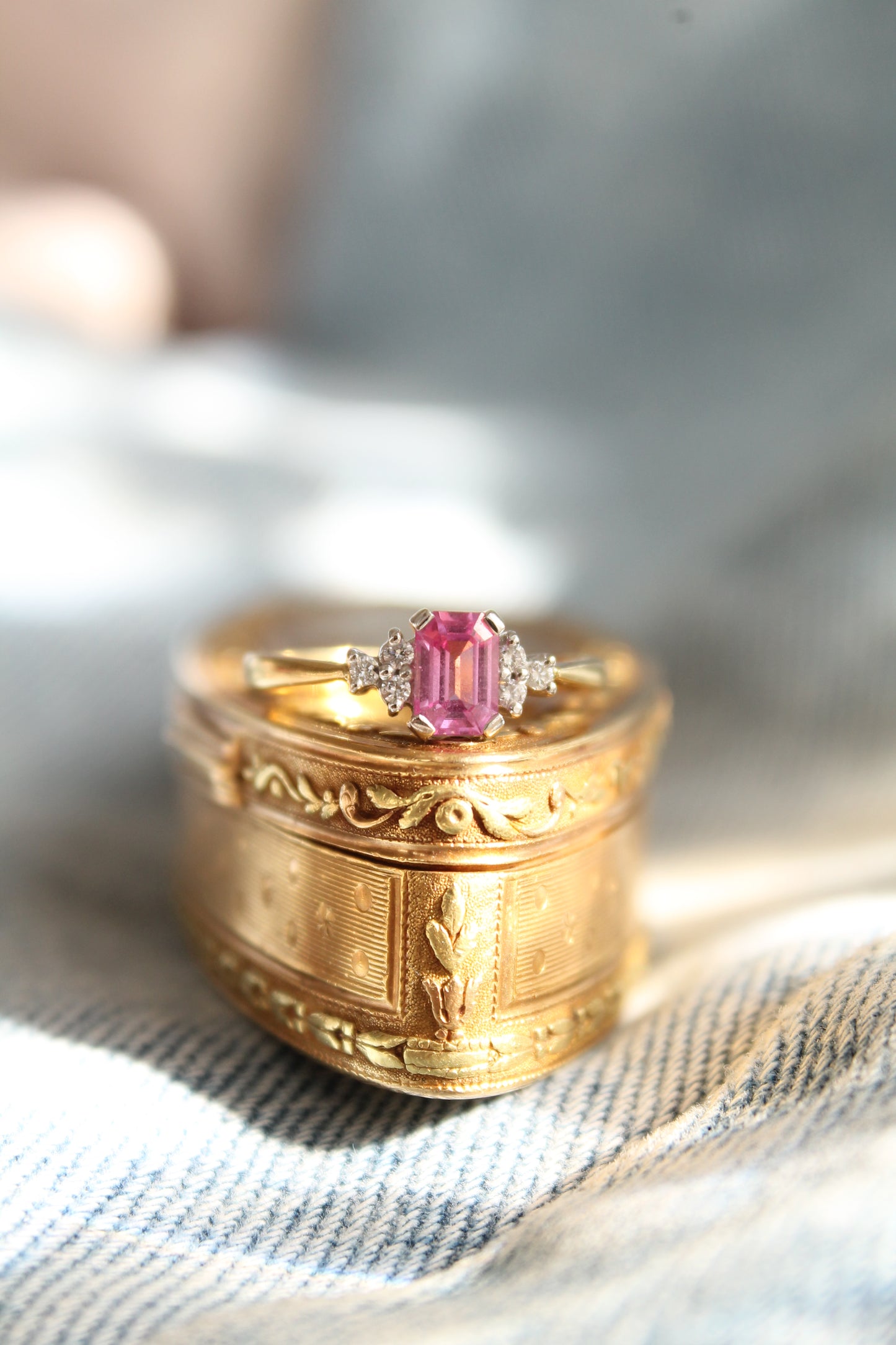Anillo hecho a mano, a pedido, metal bicolor, de zafiro rosa y brillantes.