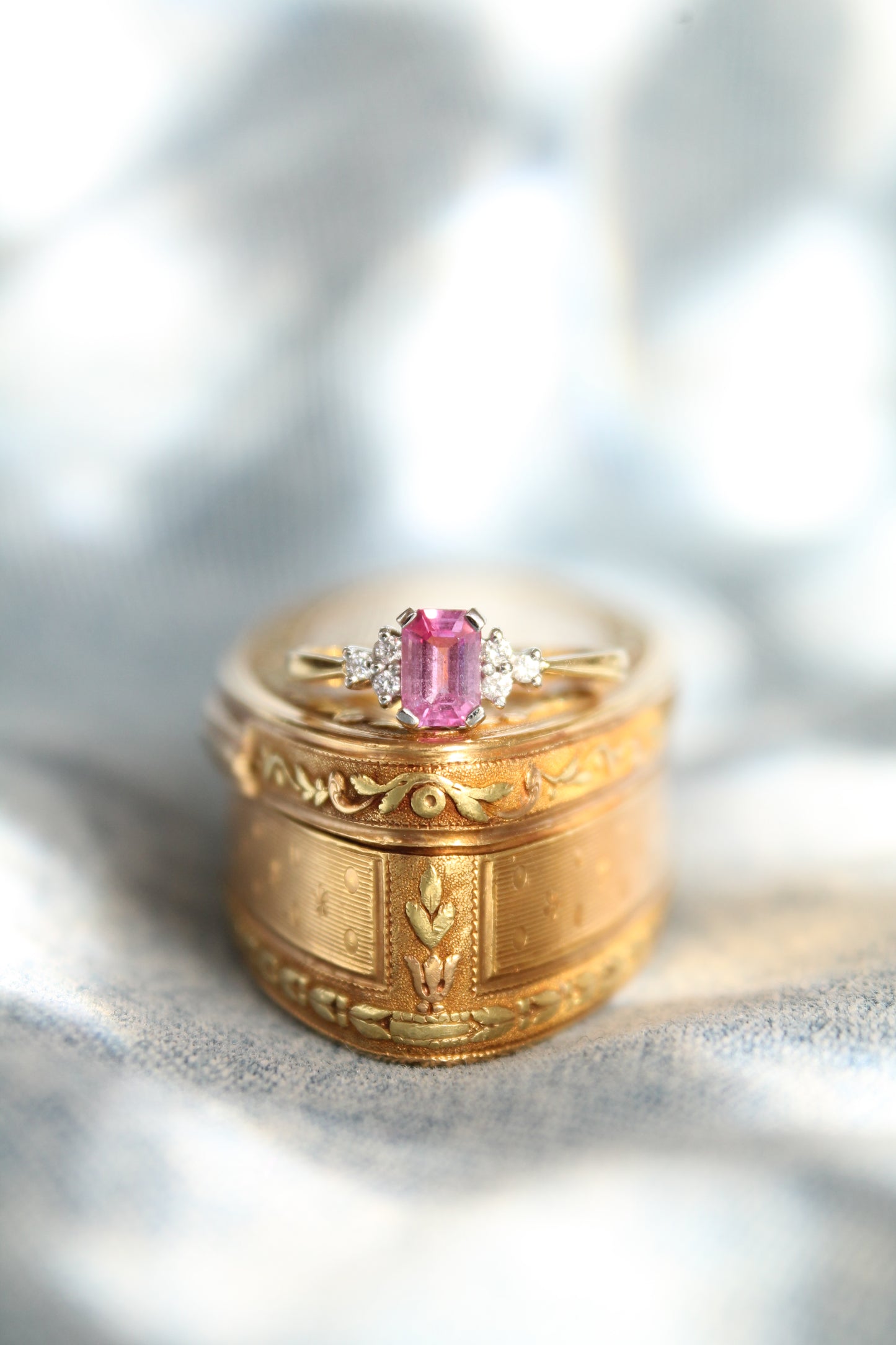 Anillo hecho a mano, a pedido, metal bicolor, de zafiro rosa y brillantes.