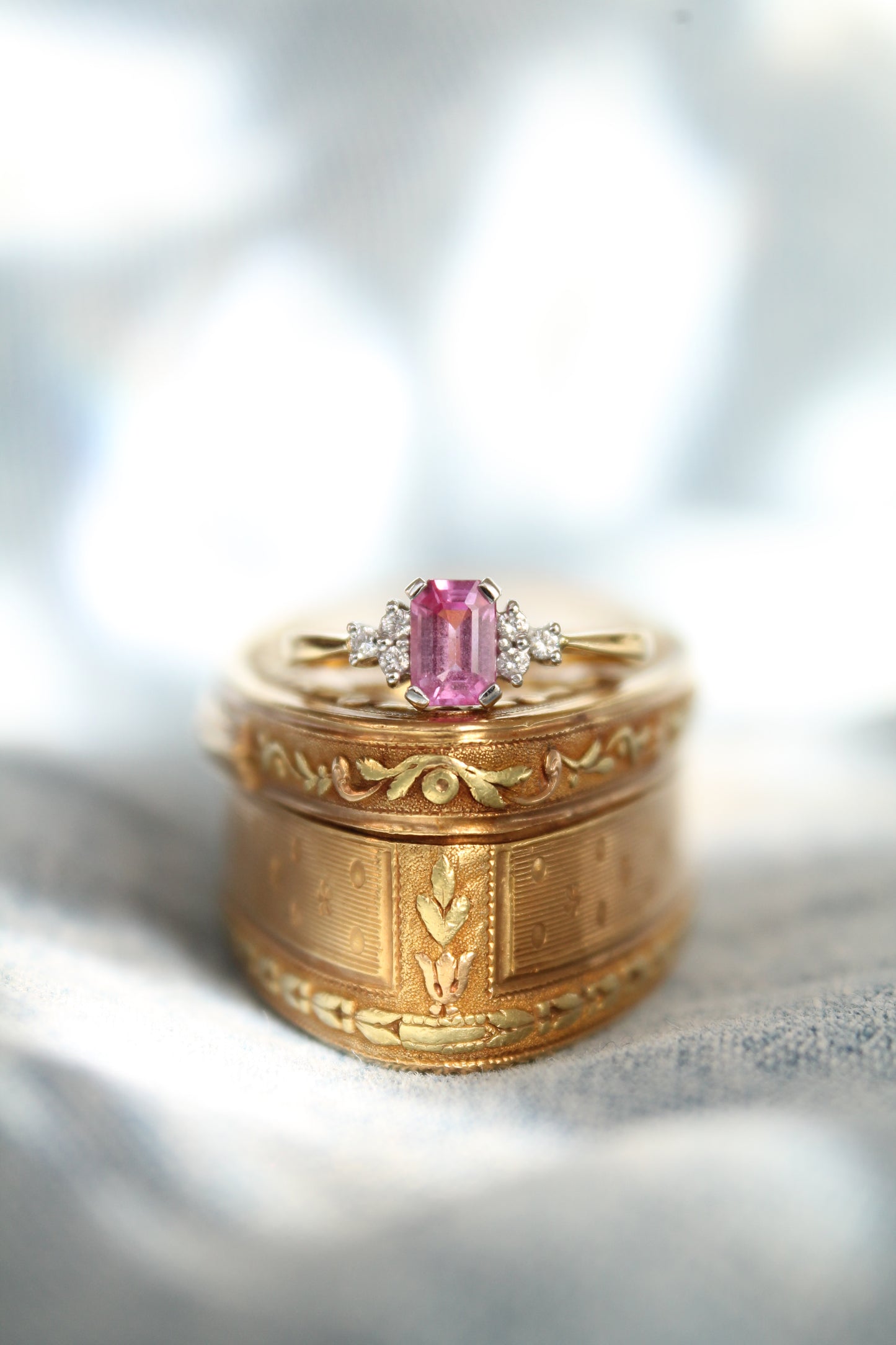 Anillo hecho a mano, a pedido, metal bicolor, de zafiro rosa y brillantes.