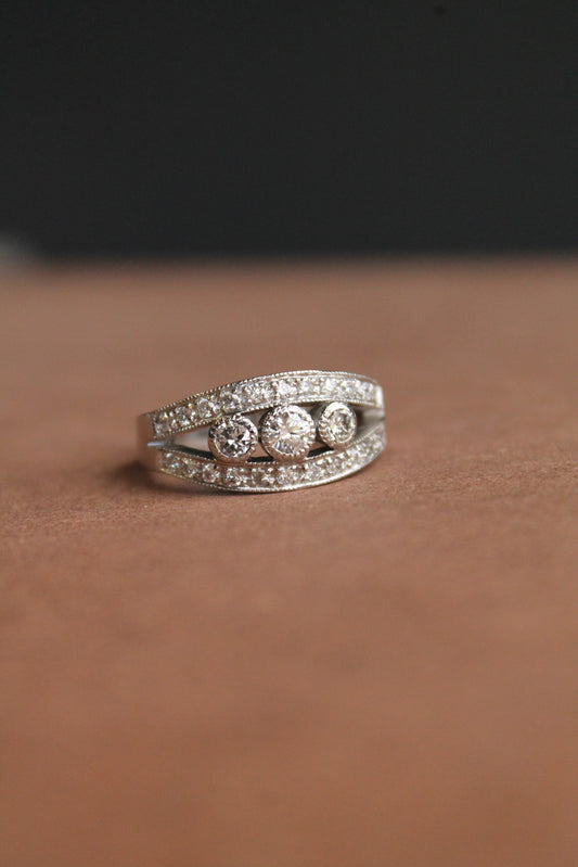 Anillo modelo placa, hecho a mano de oro blanco y brillantes.