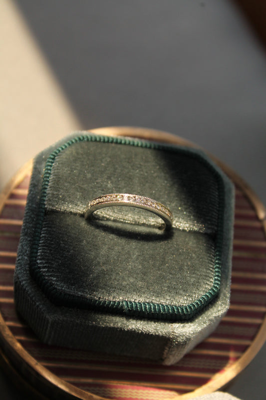 Anillo medio cintillo, hecho a mano de platino y brillantes.