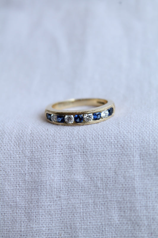 Anillo modelo medio cintillo, hecho a mano, oro amarillo, brillantes y zafiros.