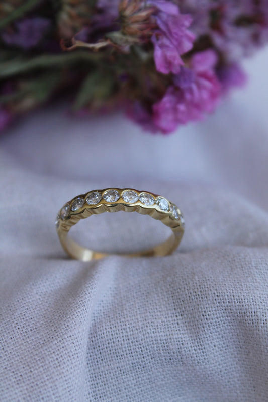 Anillo medio cintillo, hecho a mano, metal oro amarillo y brillantes.
