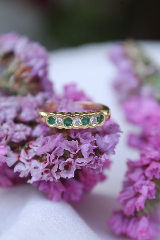Anillo medio cintillo, hecho a mano, metal oro amarillo, brillantes y esmeraldas.