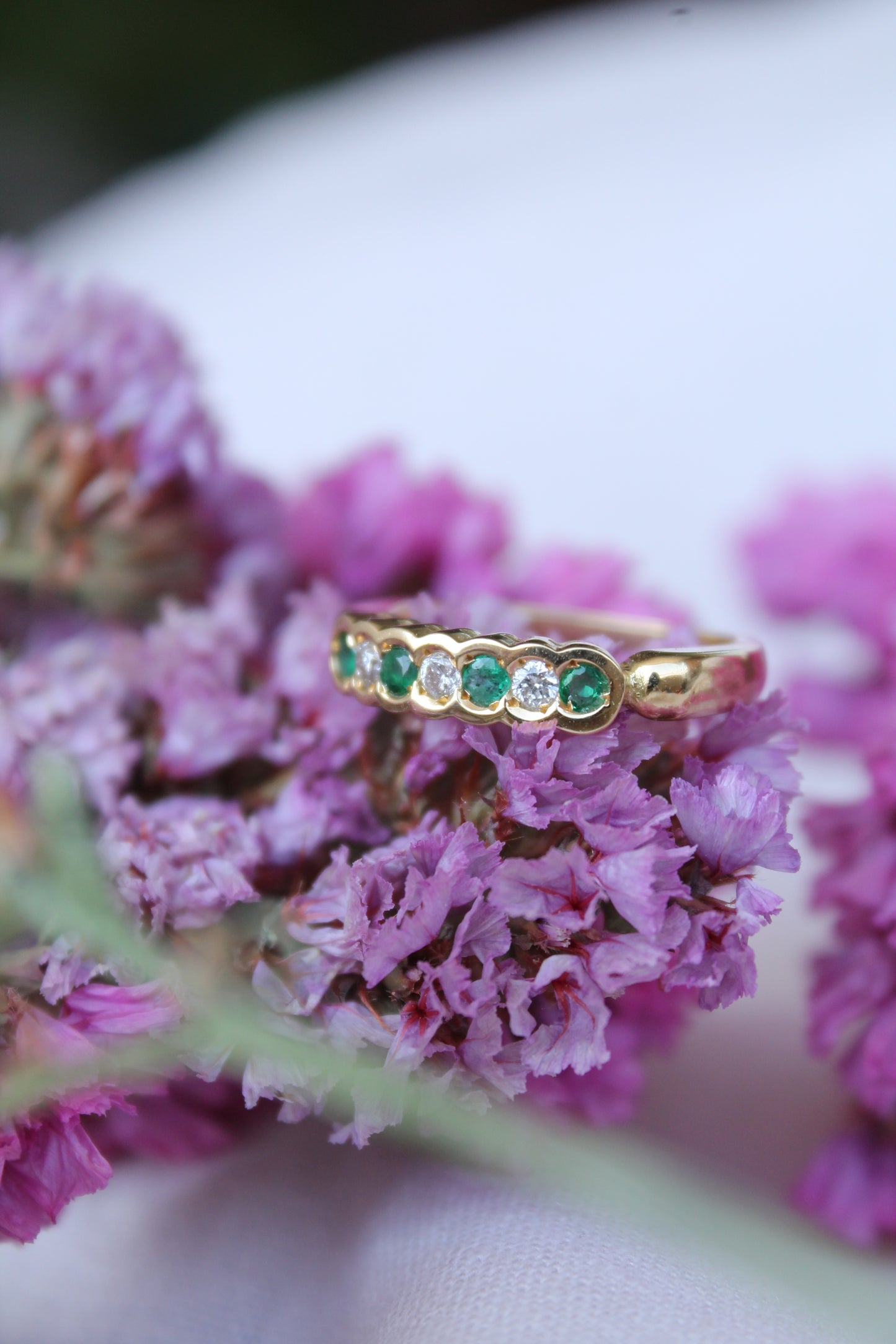 Anillo medio cintillo, hecho a mano, metal oro amarillo, brillantes y esmeraldas.