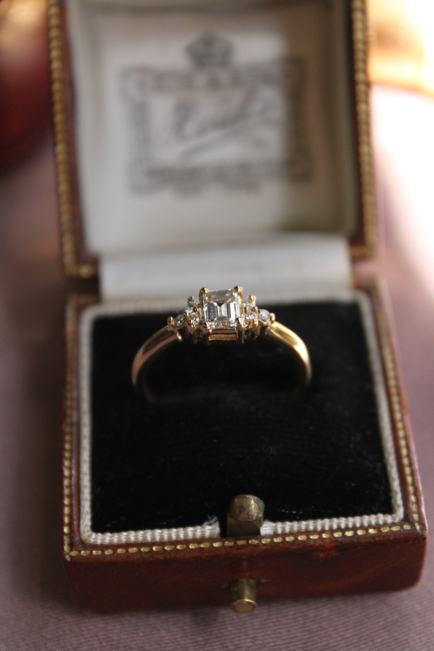 Anillo medio cintillo hecho a mano y a pedido.