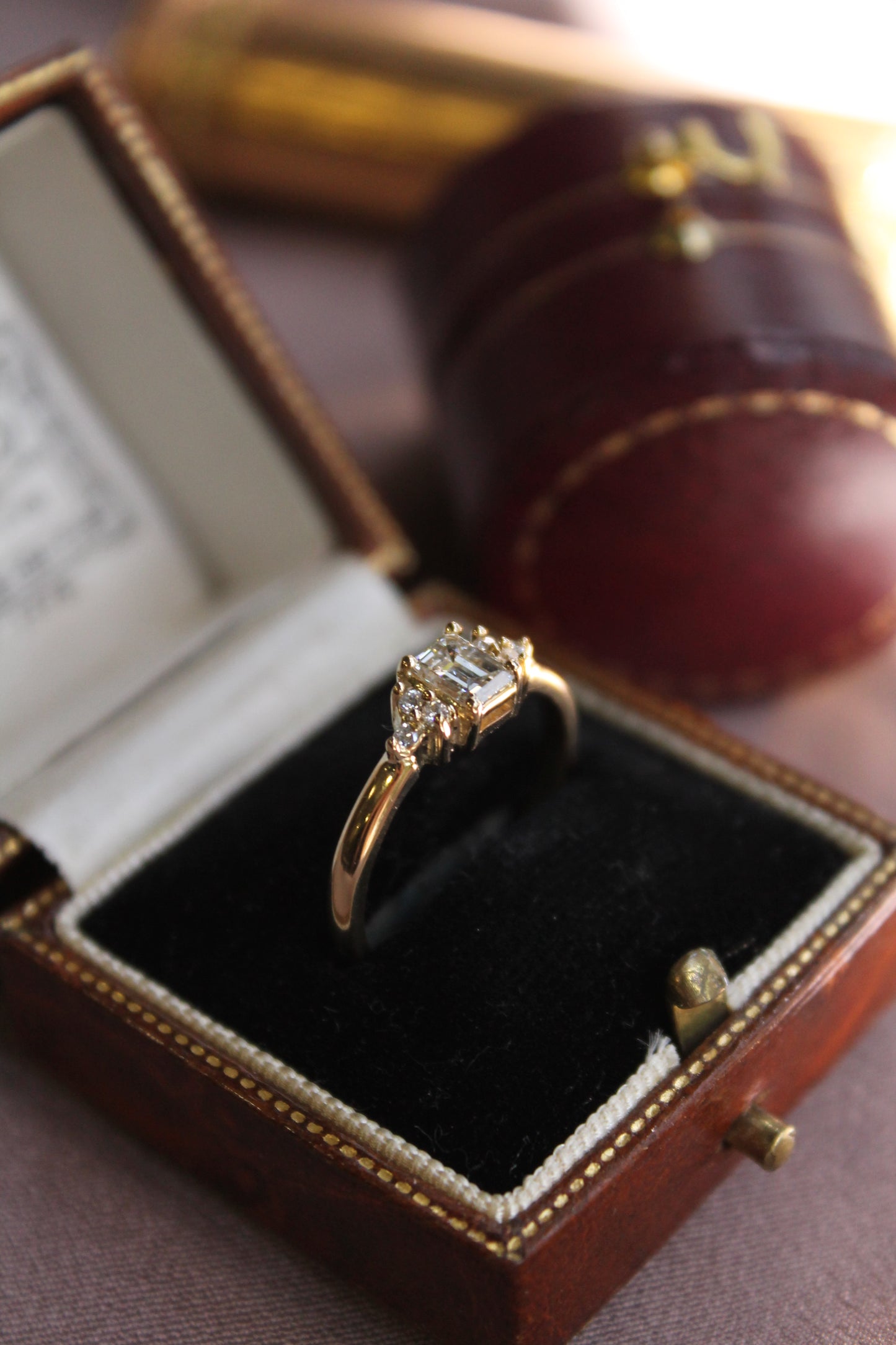 Anillo medio cintillo hecho a mano y a pedido.