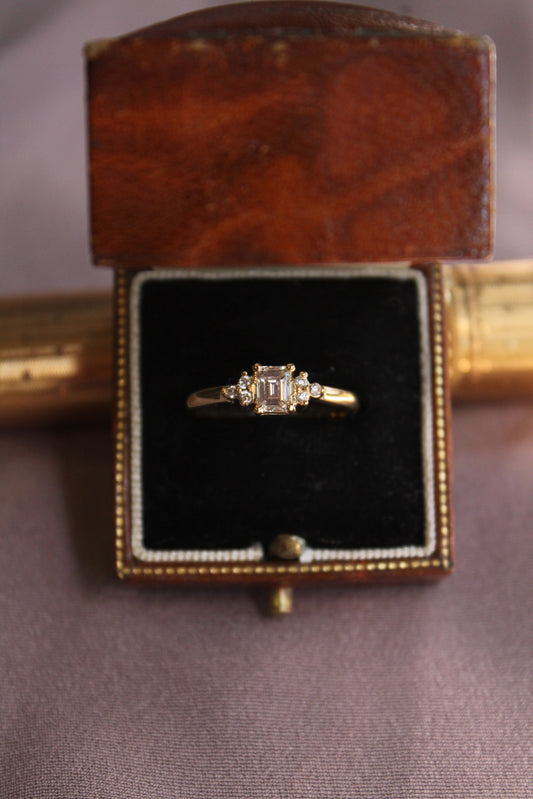 Anillo medio cintillo hecho a mano y a pedido.