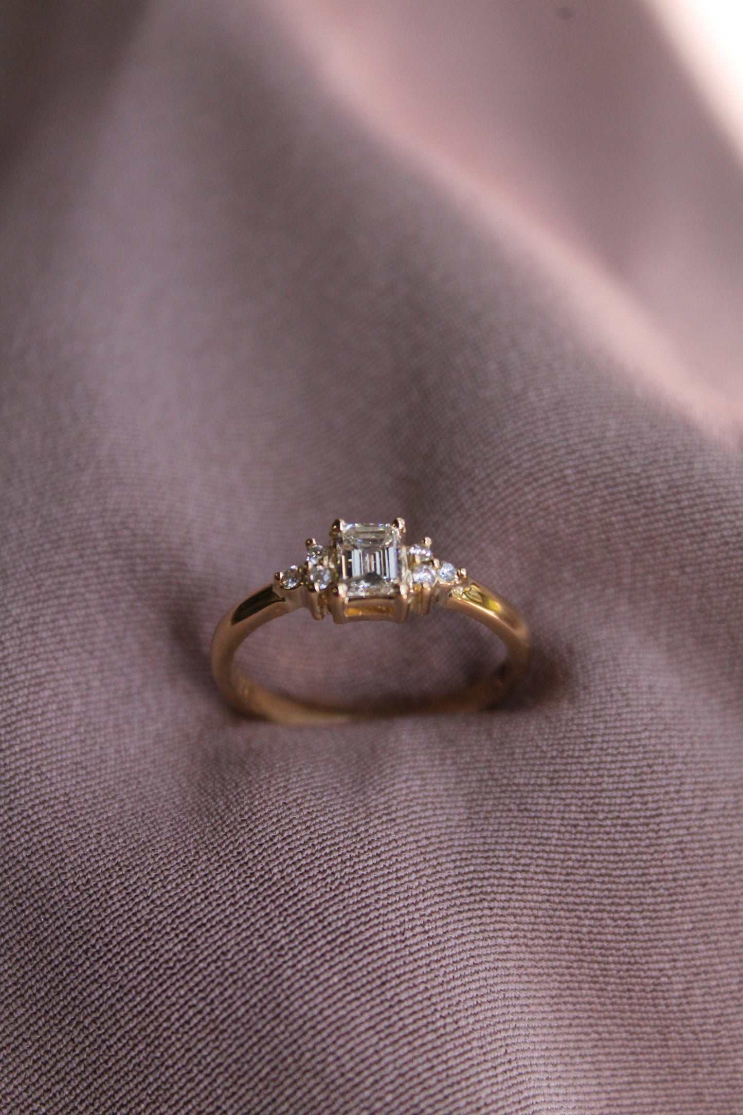 Anillo medio cintillo hecho a mano y a pedido.