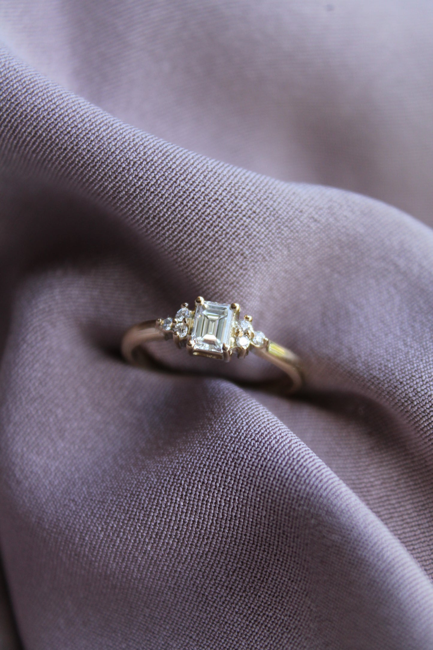 Anillo medio cintillo hecho a mano y a pedido.