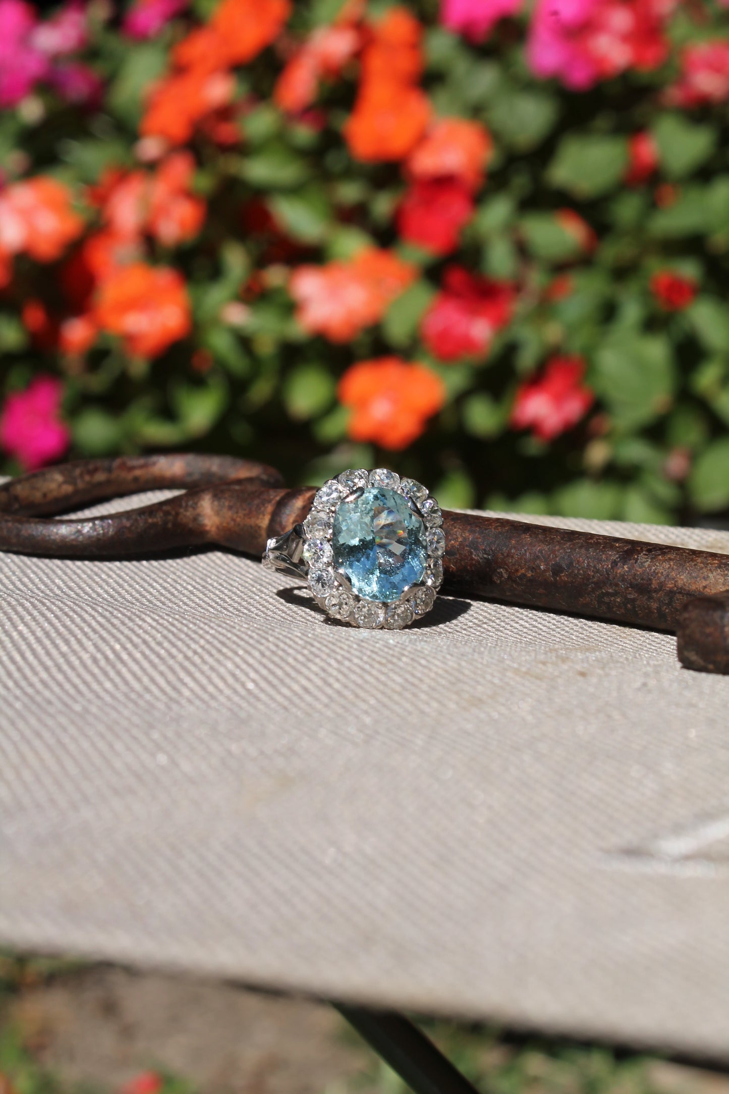 Anillo europeo estilo antique, hecho a mano, de aguamarina y brillantes.