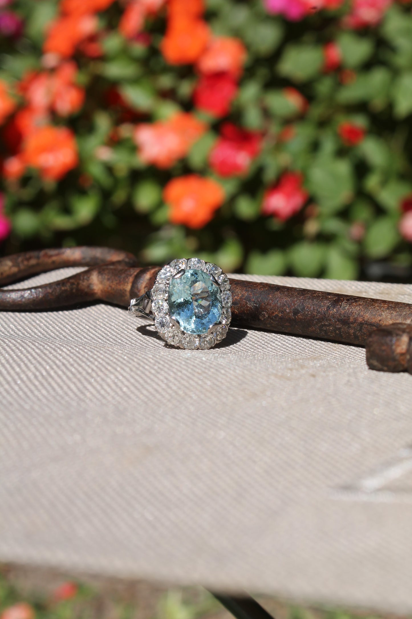 Anillo europeo estilo antique, hecho a mano, de aguamarina y brillantes.