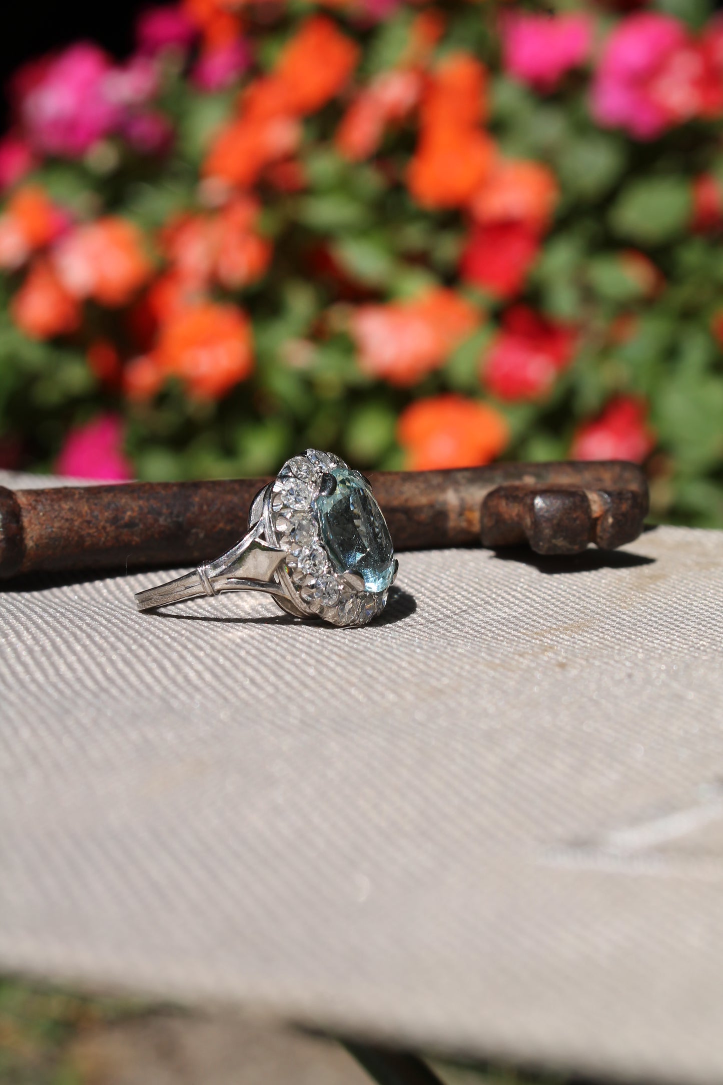 Anillo europeo estilo antique, hecho a mano, de aguamarina y brillantes.