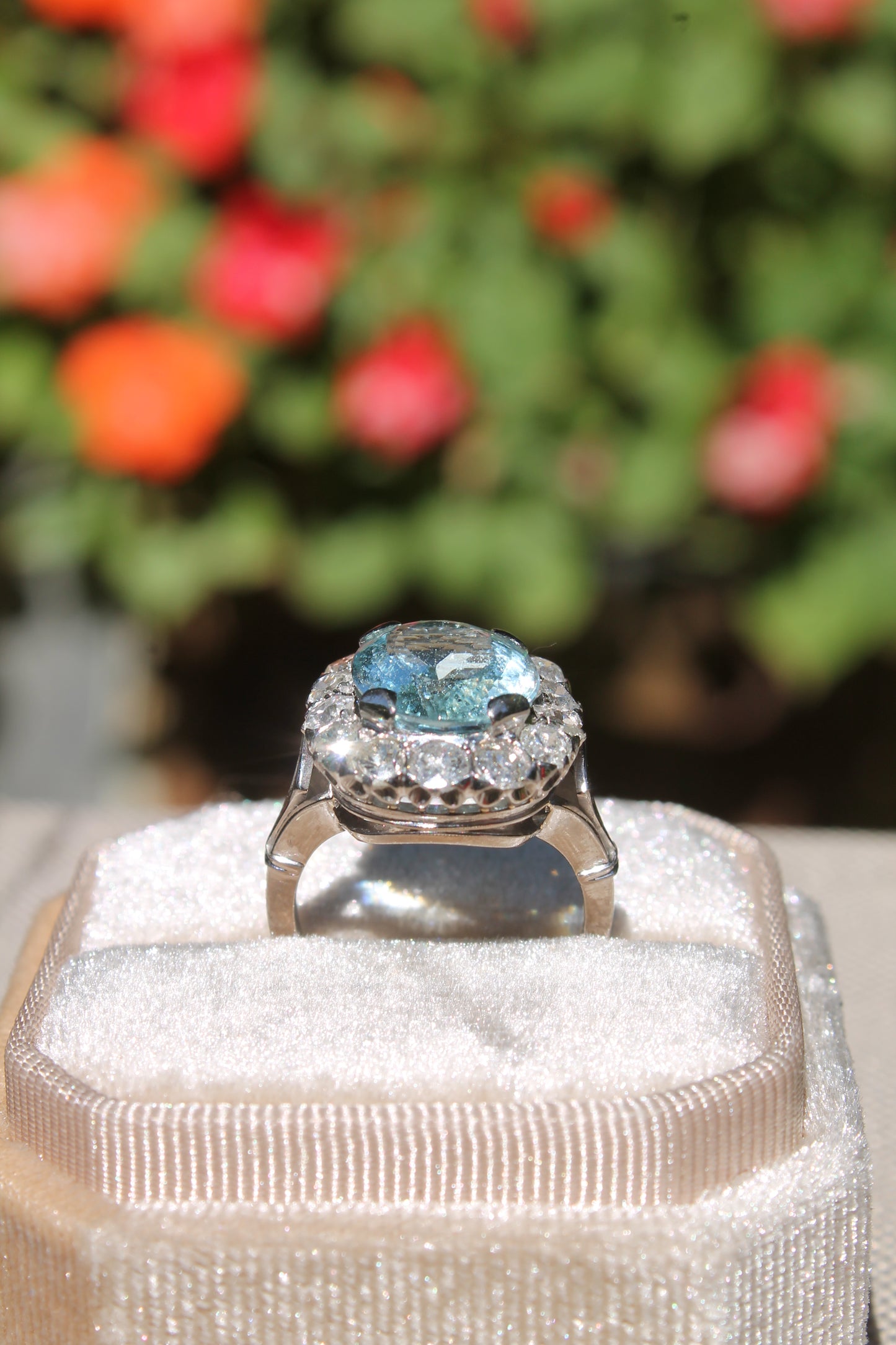 Anillo europeo estilo antique, hecho a mano, de aguamarina y brillantes.