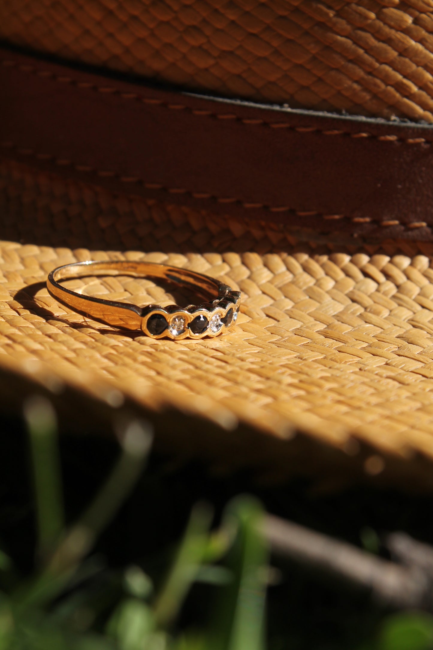 Anillo inglés antique, hecho a mano, oro amarillo 9 ct, brillantes y zafiros.