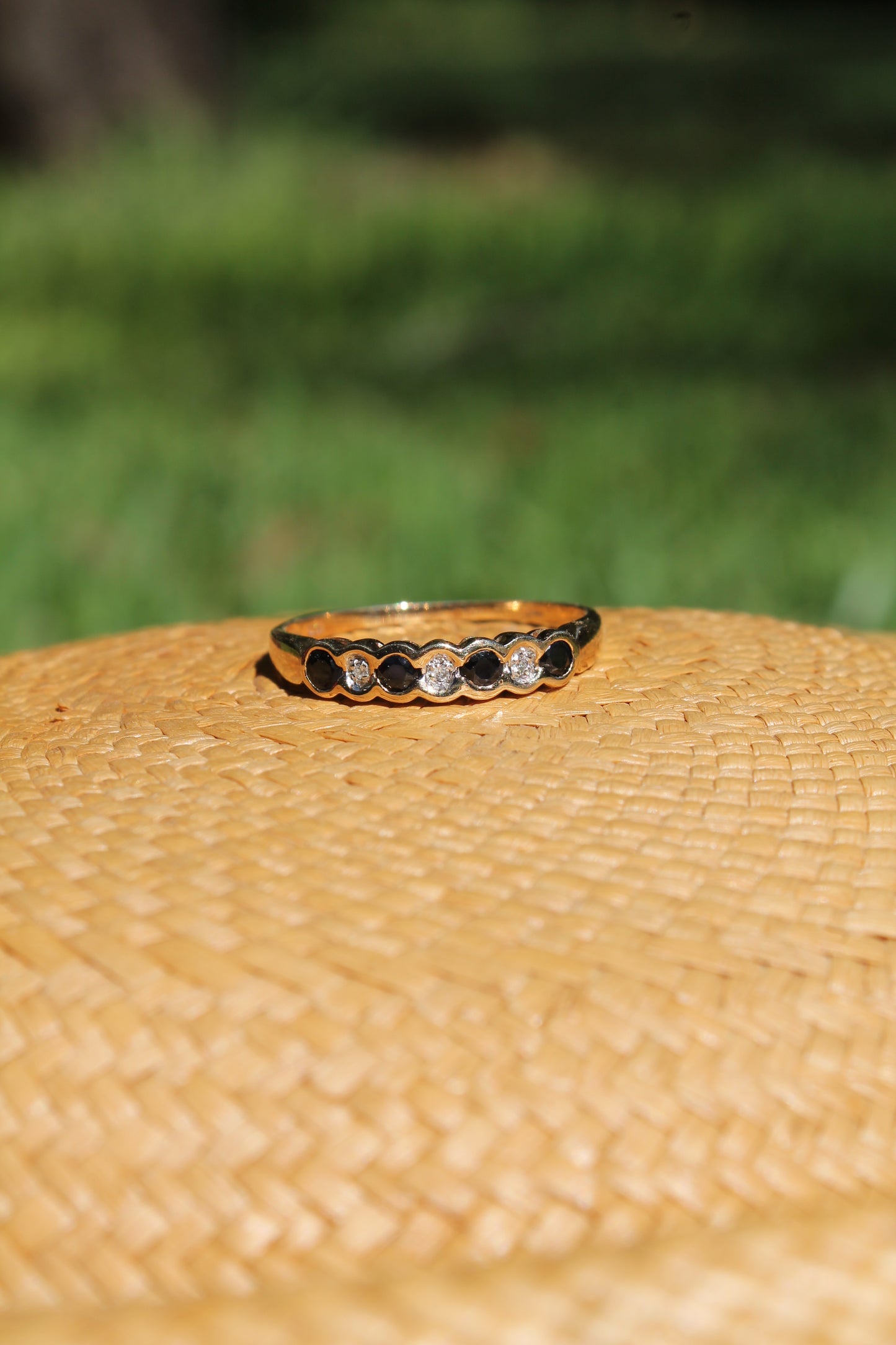 Anillo inglés antique, hecho a mano, oro amarillo 9 ct, brillantes y zafiros.