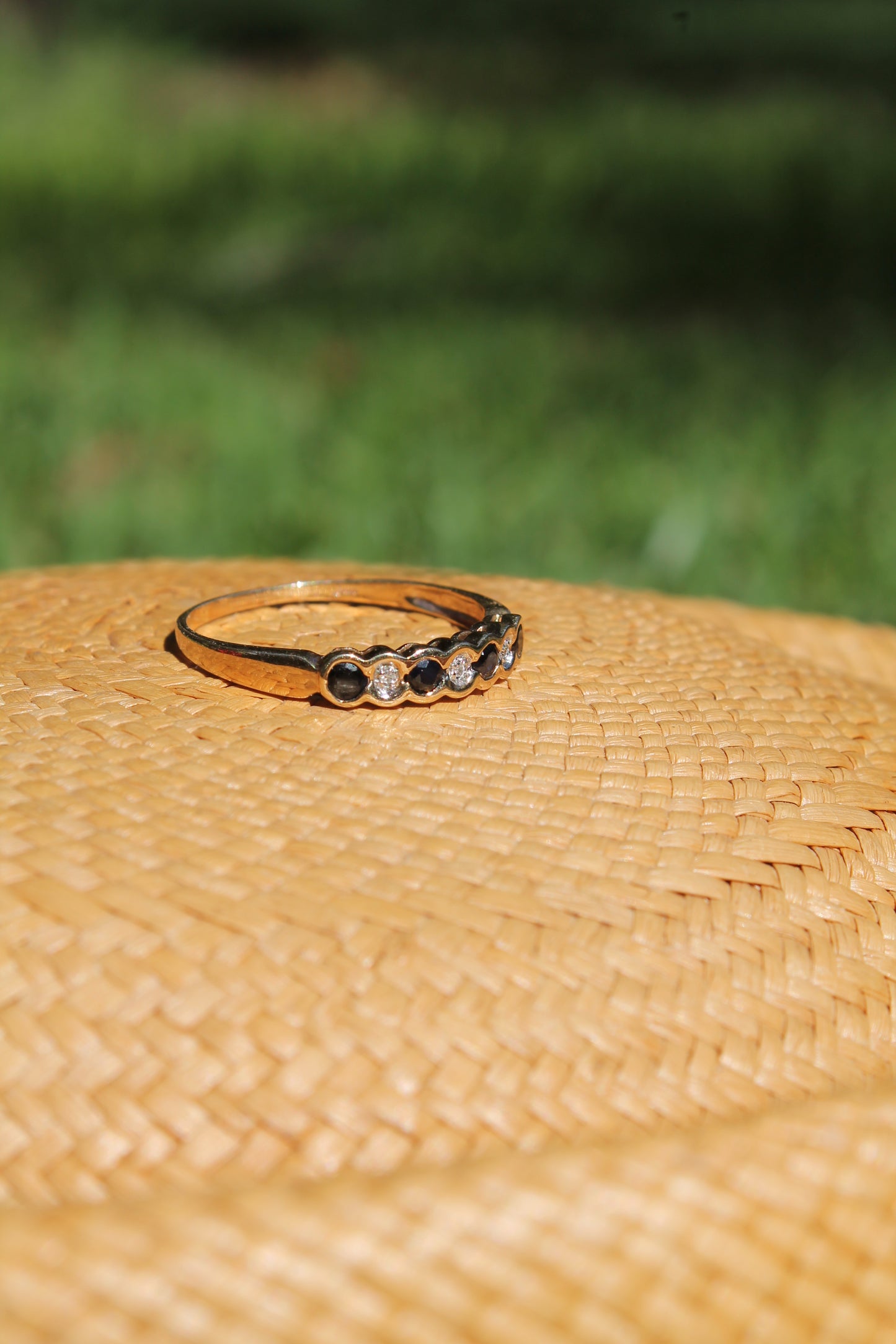 Anillo inglés antique, hecho a mano, oro amarillo 9 ct, brillantes y zafiros.