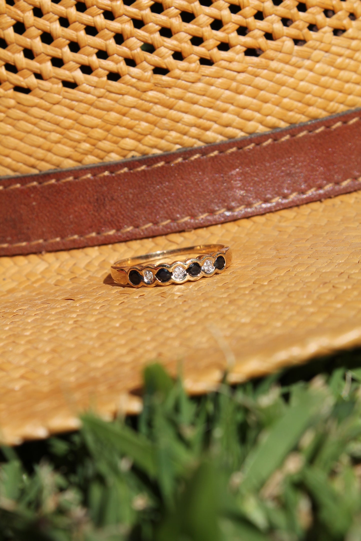 Anillo inglés antique, hecho a mano, oro amarillo 9 ct, brillantes y zafiros.