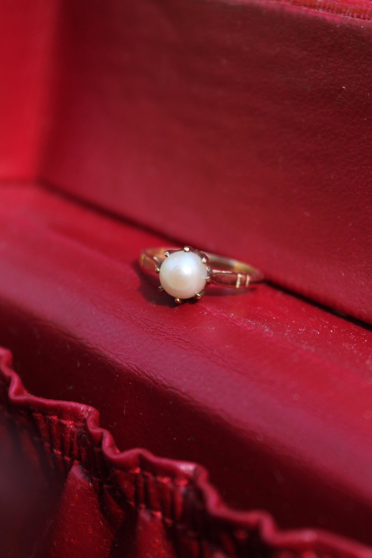 Anillo solitario europeo, oro amarillo y perla cultivada.