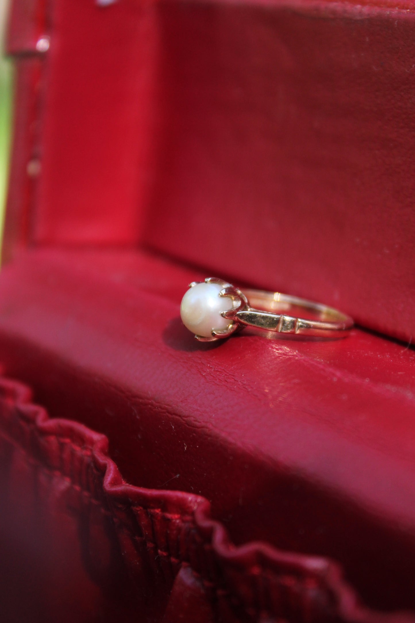 Anillo solitario europeo, oro amarillo y perla cultivada.